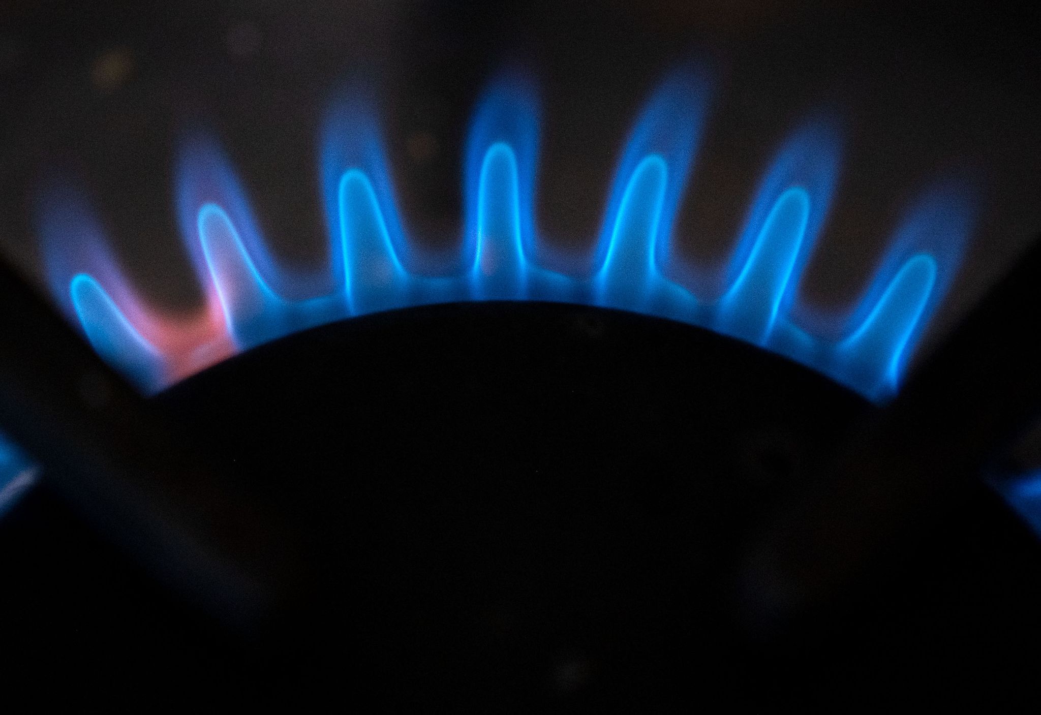 Zur Entlastung der Gas-Kunden will die Bundesregierung die Mehrwertsteuer auf Erdgas auf 7 Prozent senken. Laut YouGov-Umfrage wollen die meisten Verbraucher dennoch Gas einsparen.