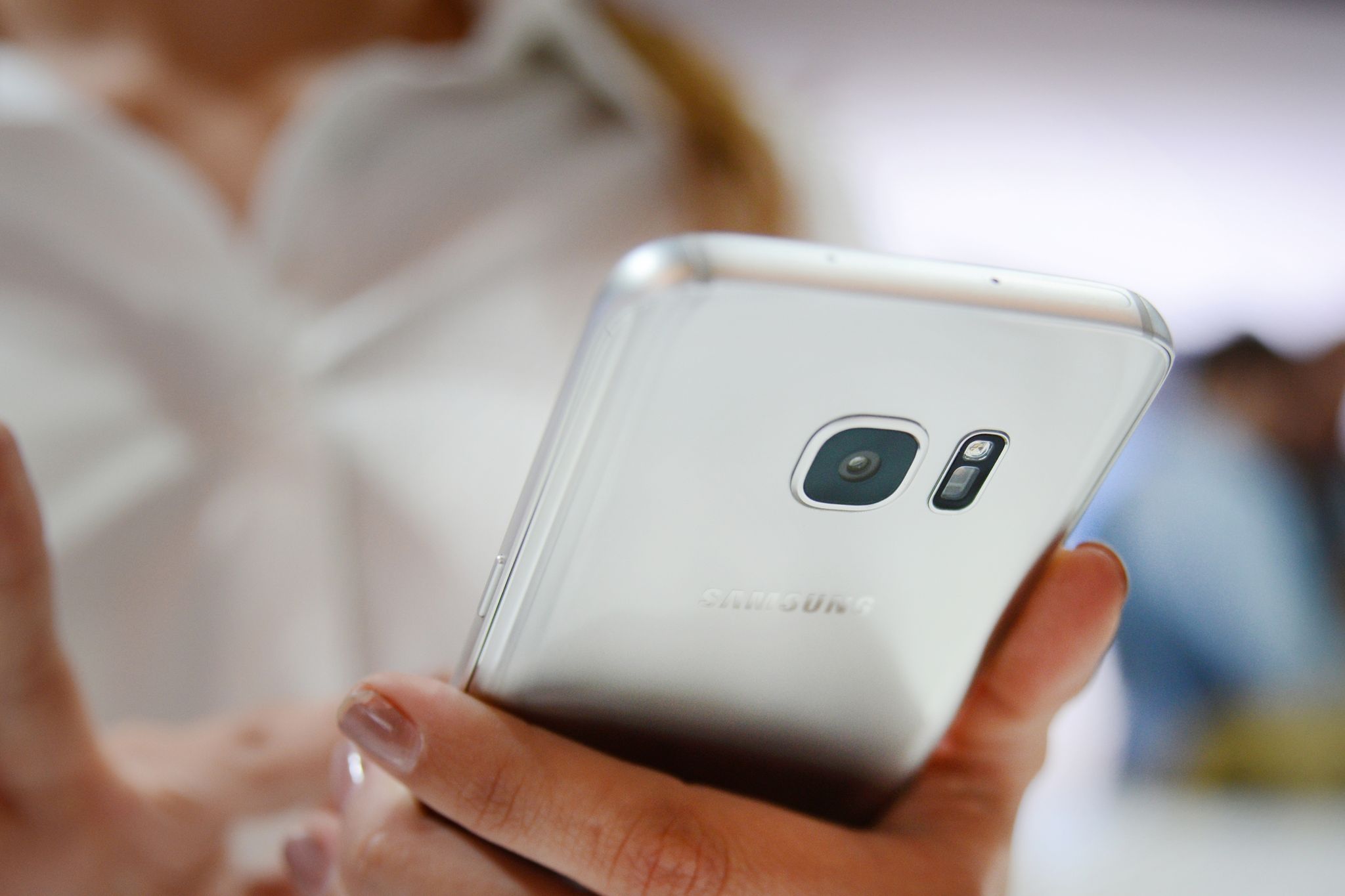 Auch das inzwischen gut sechs Jahre alte Samsung Galaxy S7 zählt zum Kreis der außerplanmäßigen Update-Empfänger.