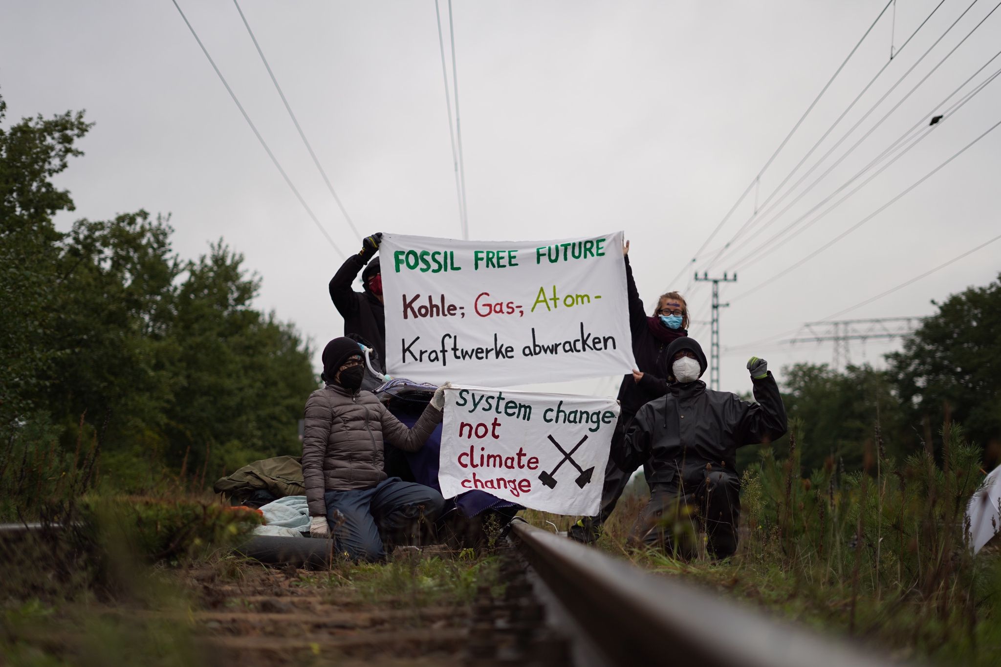 Klimaaktivisten der Gruppe "unfreiwillige Feuerwehr" blockieren Gleise am Kohlekraftwerk Jänschwalde.