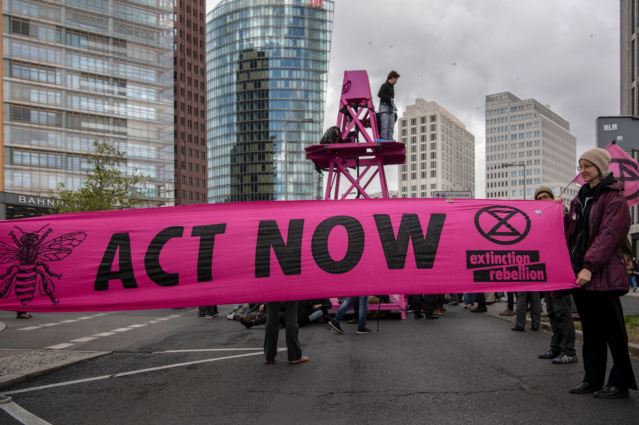 «Act now» steht auf einem Transparent der Umweltschutzgruppe «extinction rebellion» bei einer Straßenblockade am Potsdamer Platz.