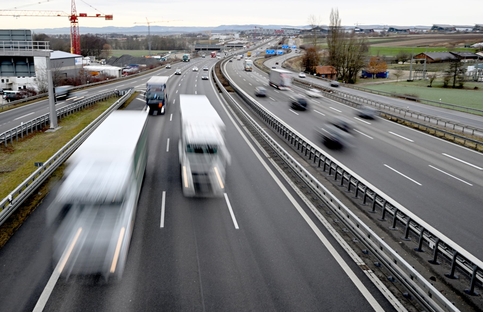 Lastwagen und Autos fahren über die Autobahn 8 bei Lenfelden-Echterdingen.