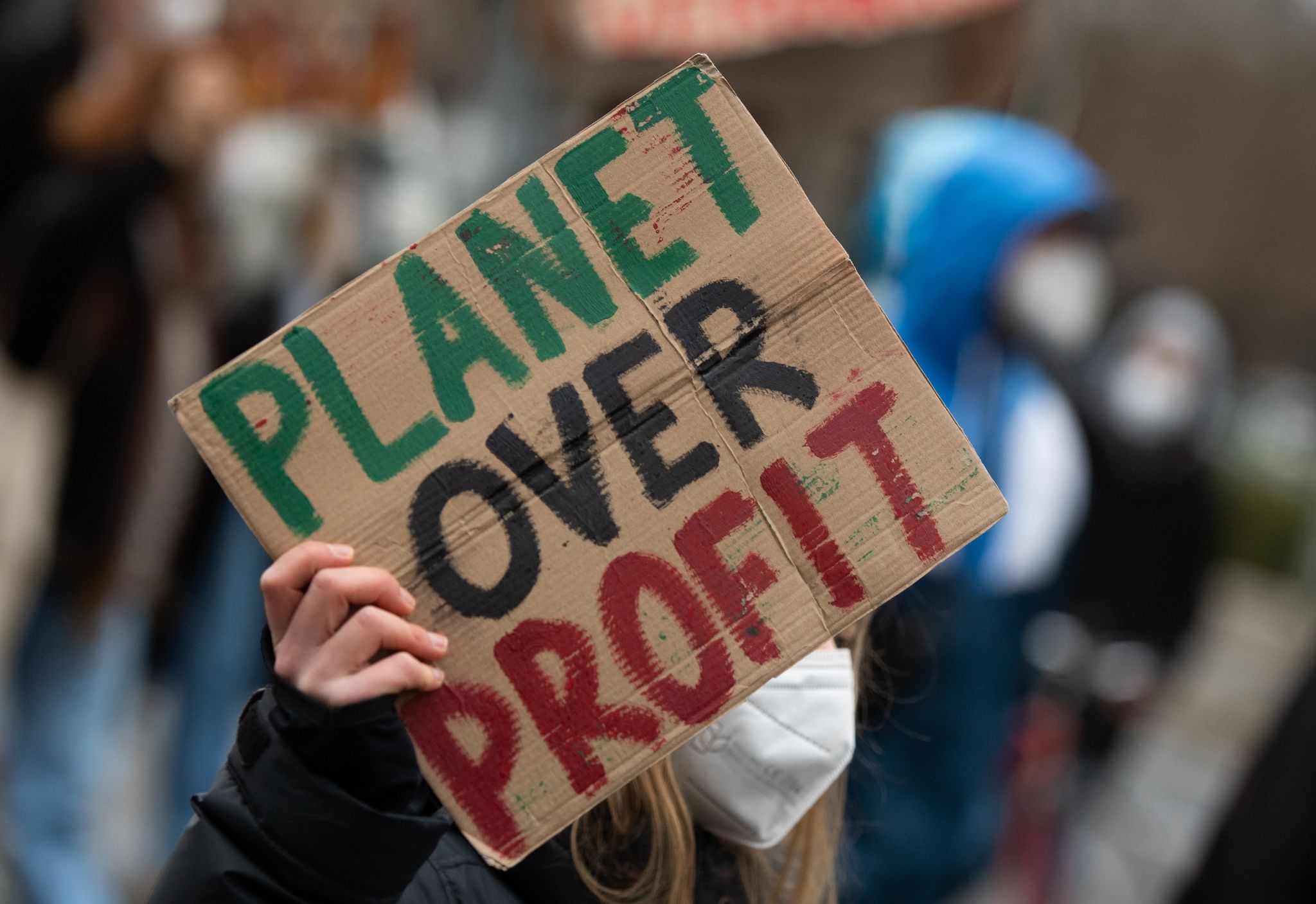 Bei einer Demonstration der Klimaaktivisten Fridays For Future trägt eine Teilnehmerin ein Plakat.