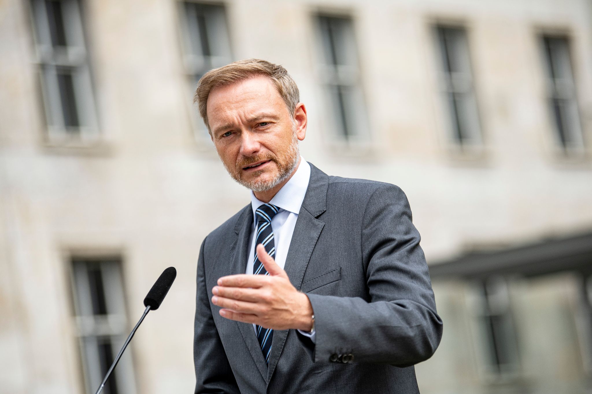 Finanzminister Christian Lindner hat den Staatseinstieg beim Gasimporteur Uniper verteidigt - er erinnerte an die Insolvenz der Lehman-Bank und die nachfolgende Finanzkrise.