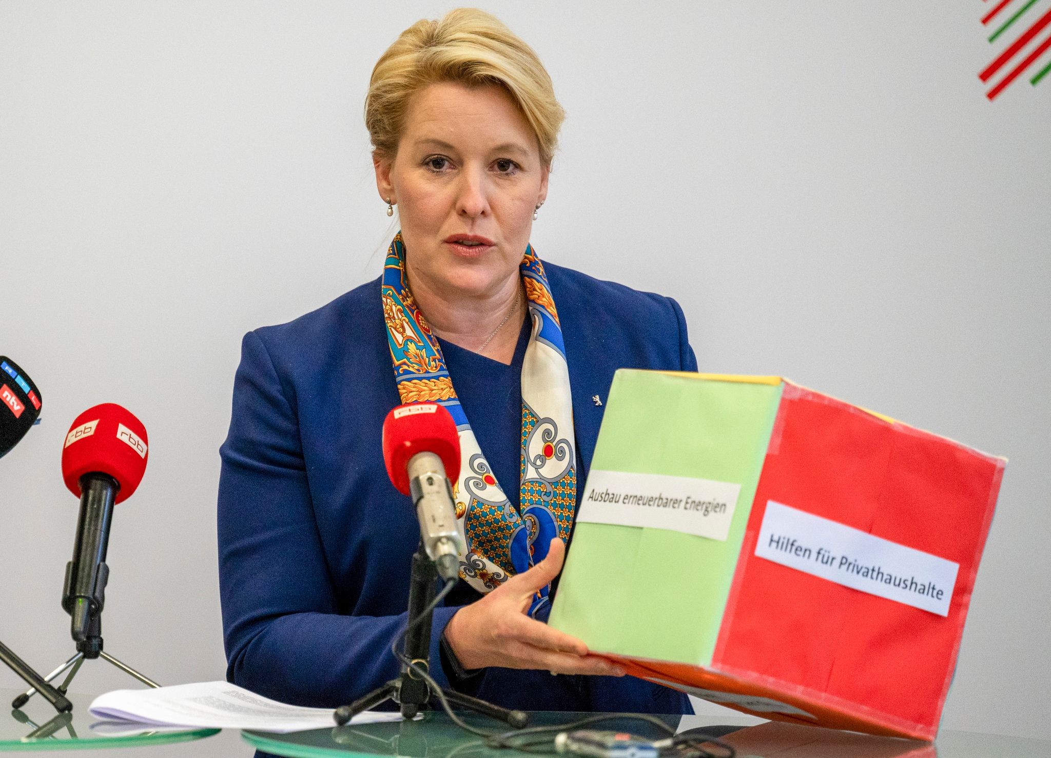 Franziska Giffey (SPD), Berlins Regierende Bürgermeisterin, hält ein symbolisches Entlastungspaket.
