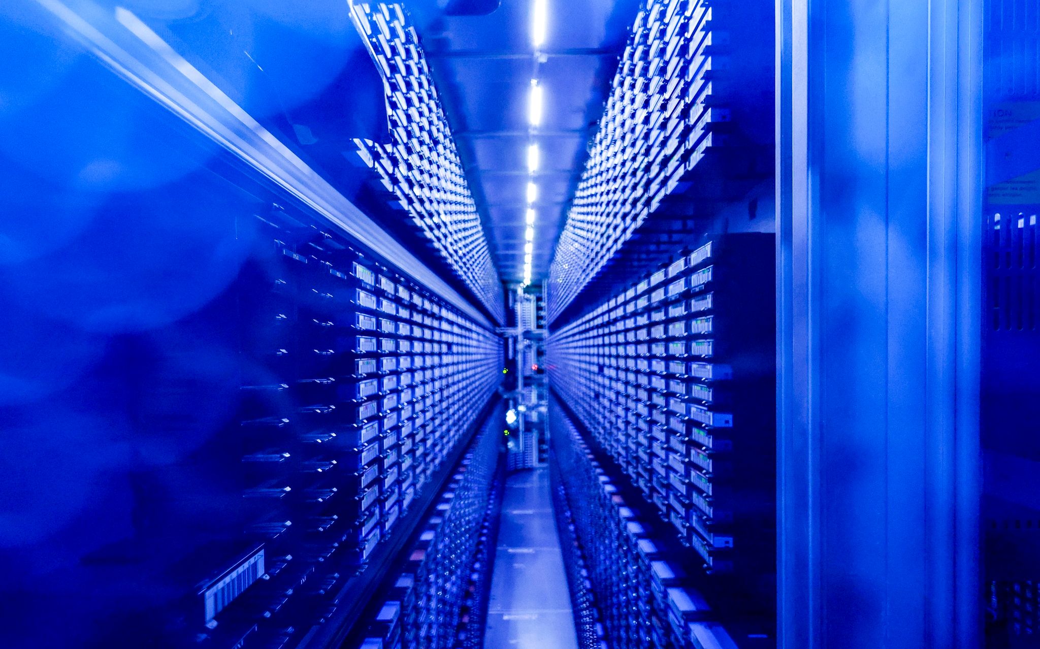 Festplattenstapel werden im Supercomputer «Levante» im DKRZ von blauen Lichtern illuminiert.
