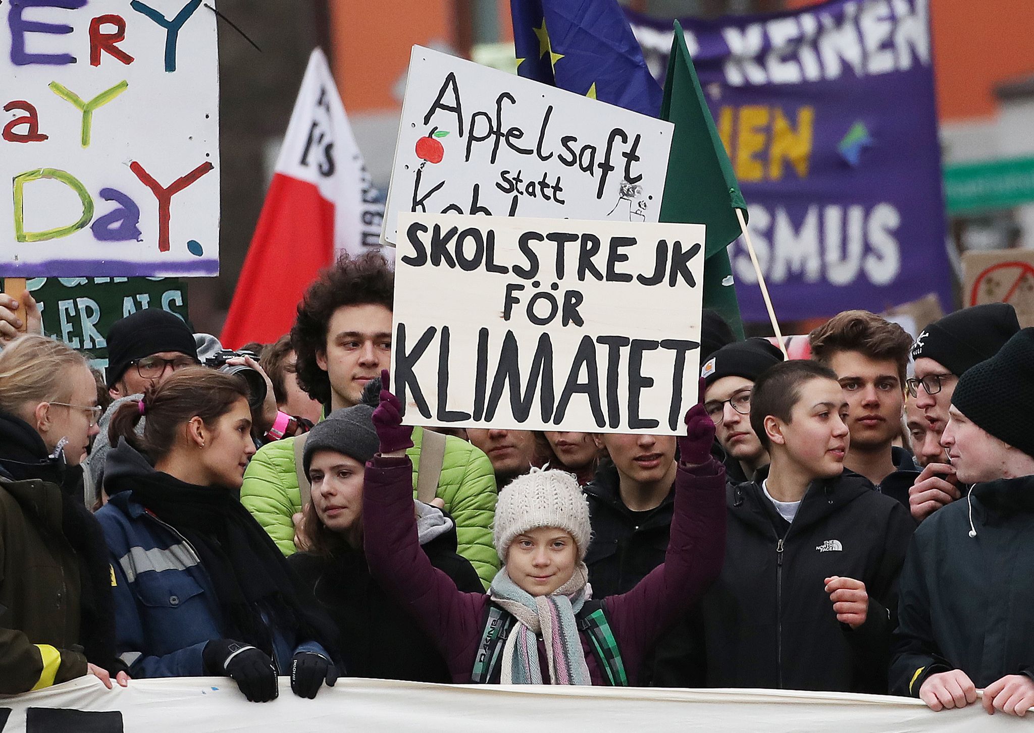 Die Klimaaktivistin Greta Thunberg (M) aus Schweden nimmt an einer «Fridays for Future»-Demonstration in Hamburg teil.