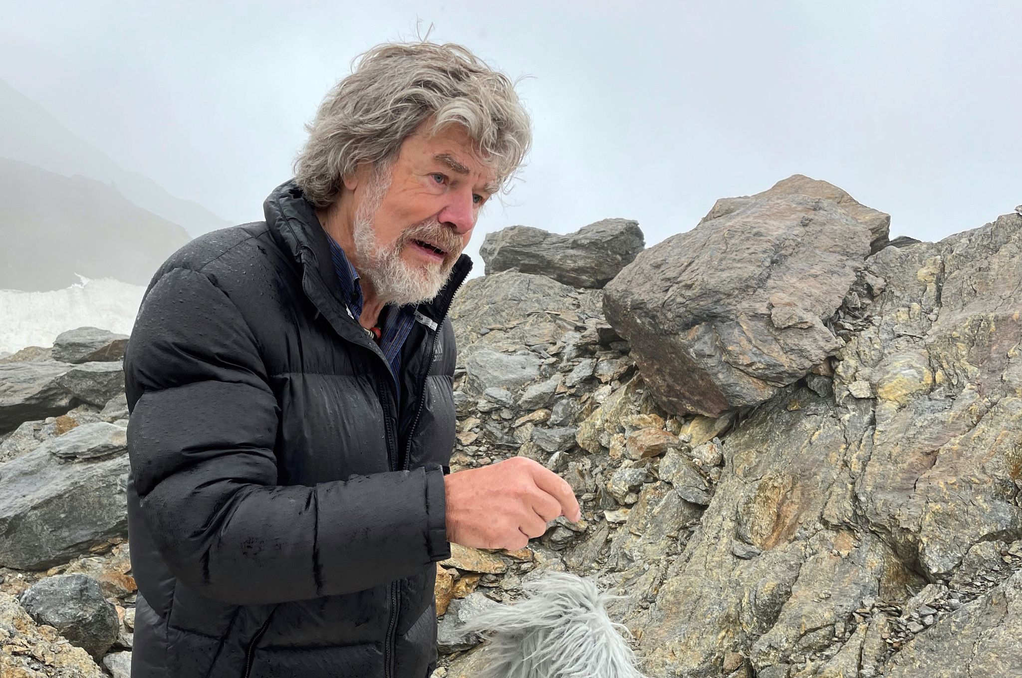 Extrem-Bergsteiger Reinhold Messner bei einem Interview am Fundort der Gletschermumie Ötzi.