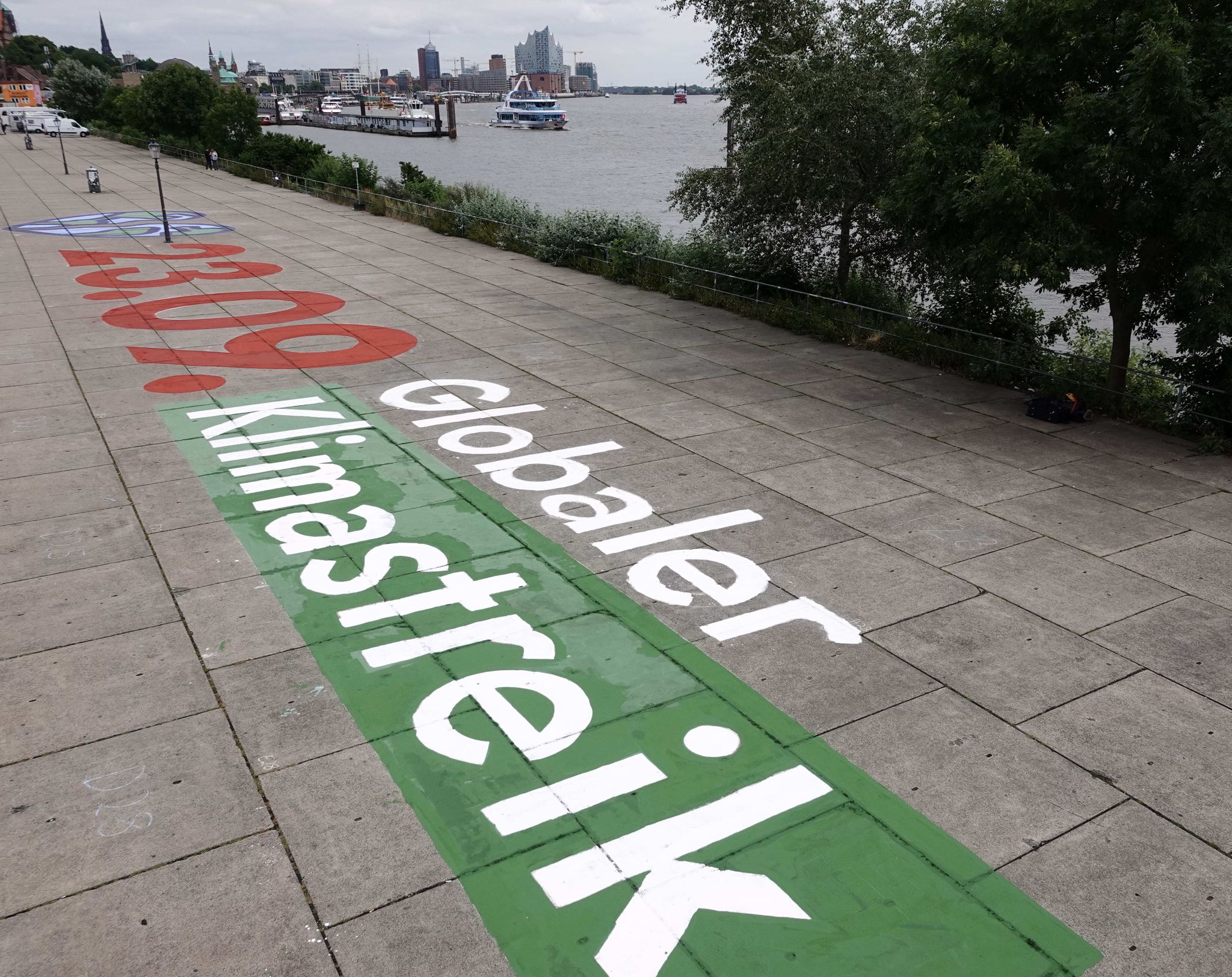 Auf einer Fläche ist der Schriftzug «23.09. Globaler Klimastreik» zu lesen.