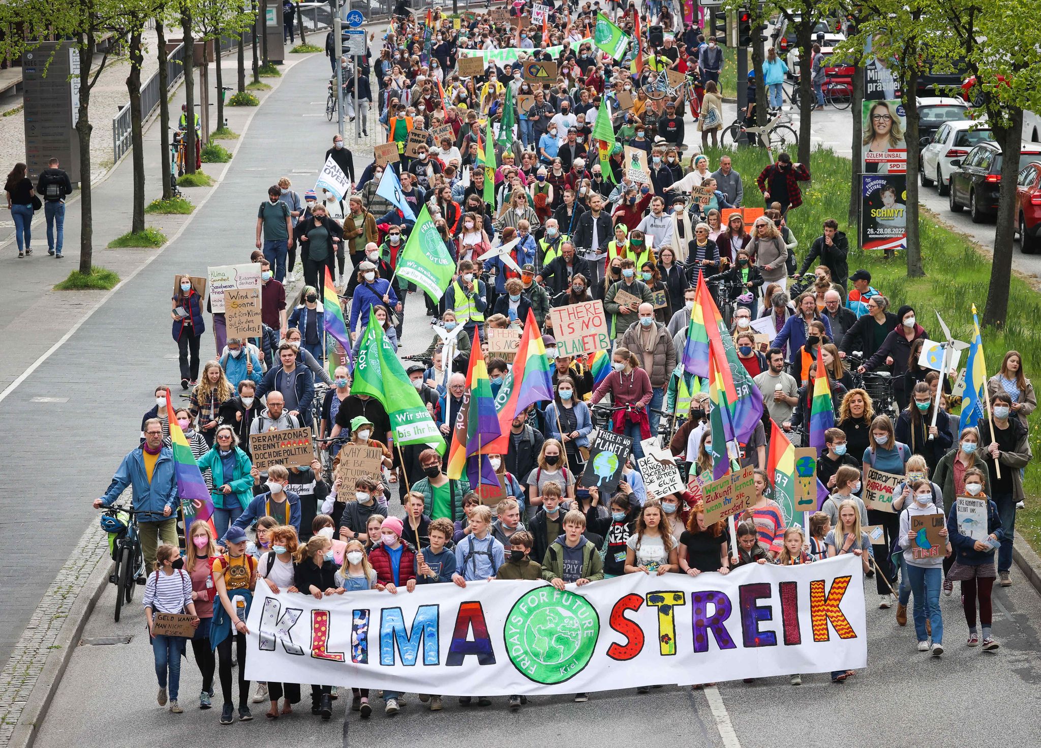 Teilnehmer von Fridays for Future tragen ein Banner mit dem Text «Klimastreik» in Kiel.