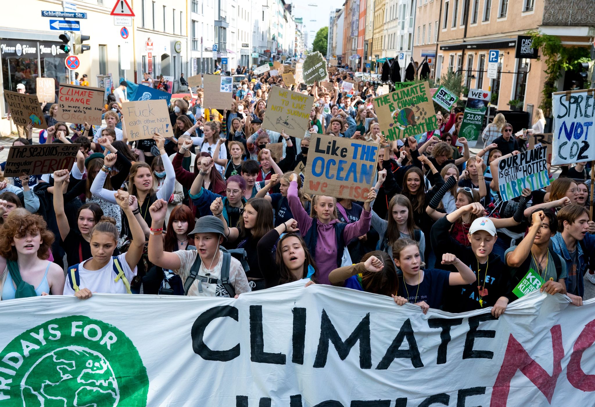 Zahlreiche Menschen in München nehmen an einer Demonstration zum globalen Klimastreik teil.