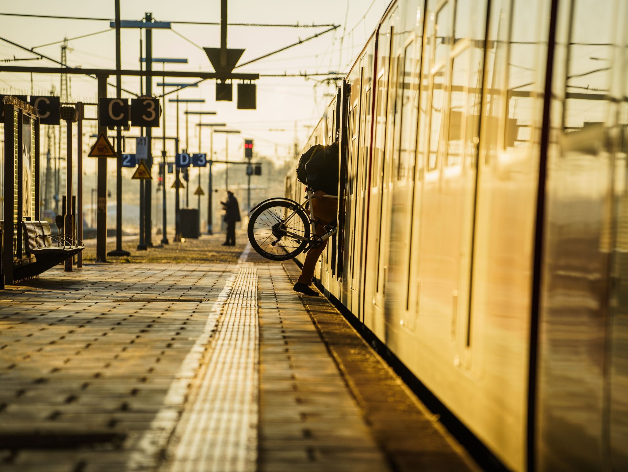 Ein Fahrgast steigt mit seinem Rad in eine S-Bahn.