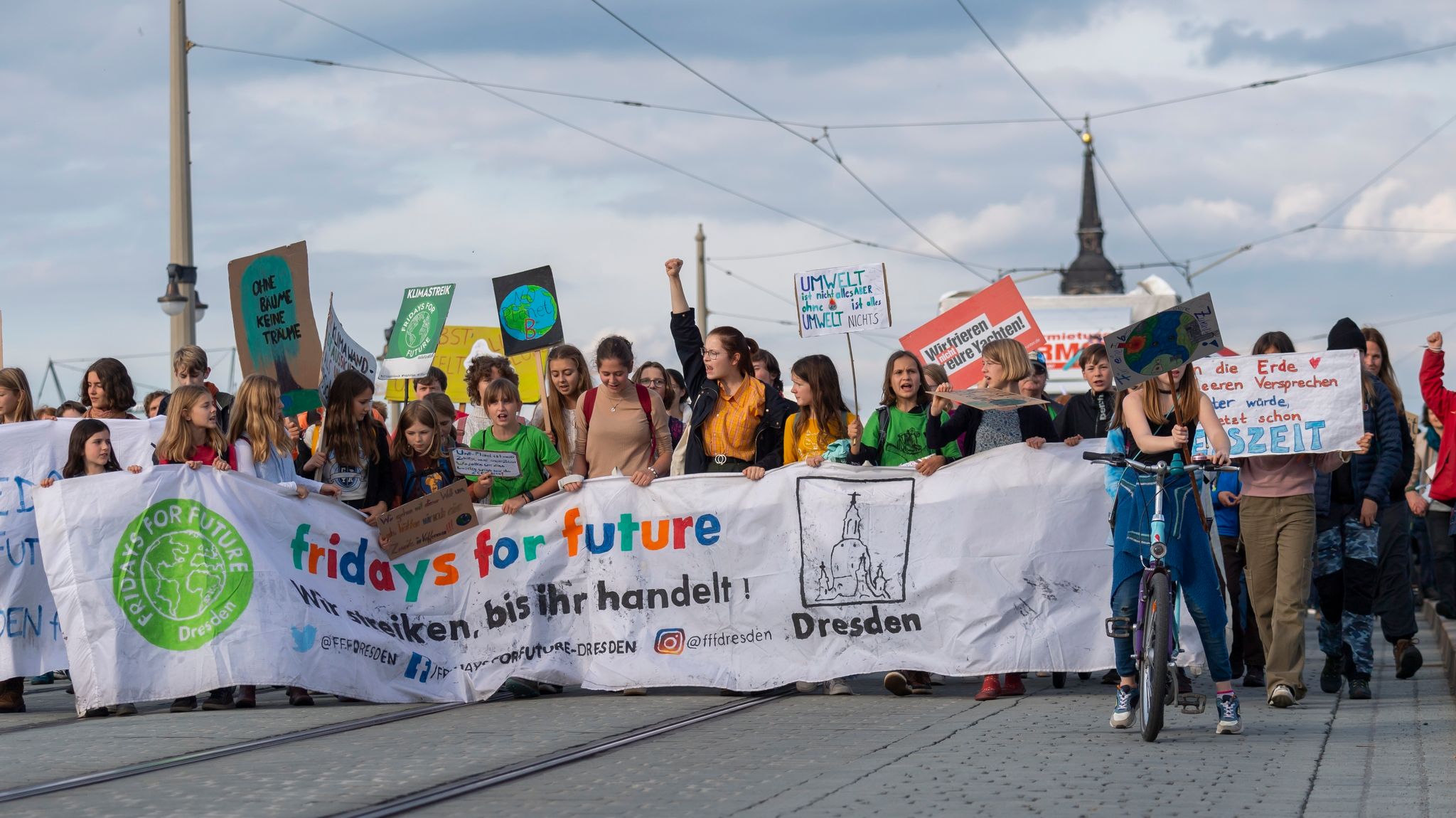Teilnehmer sind bei einem Globalen Aktionstag von Fridays for Future in Dresden unterwegs.