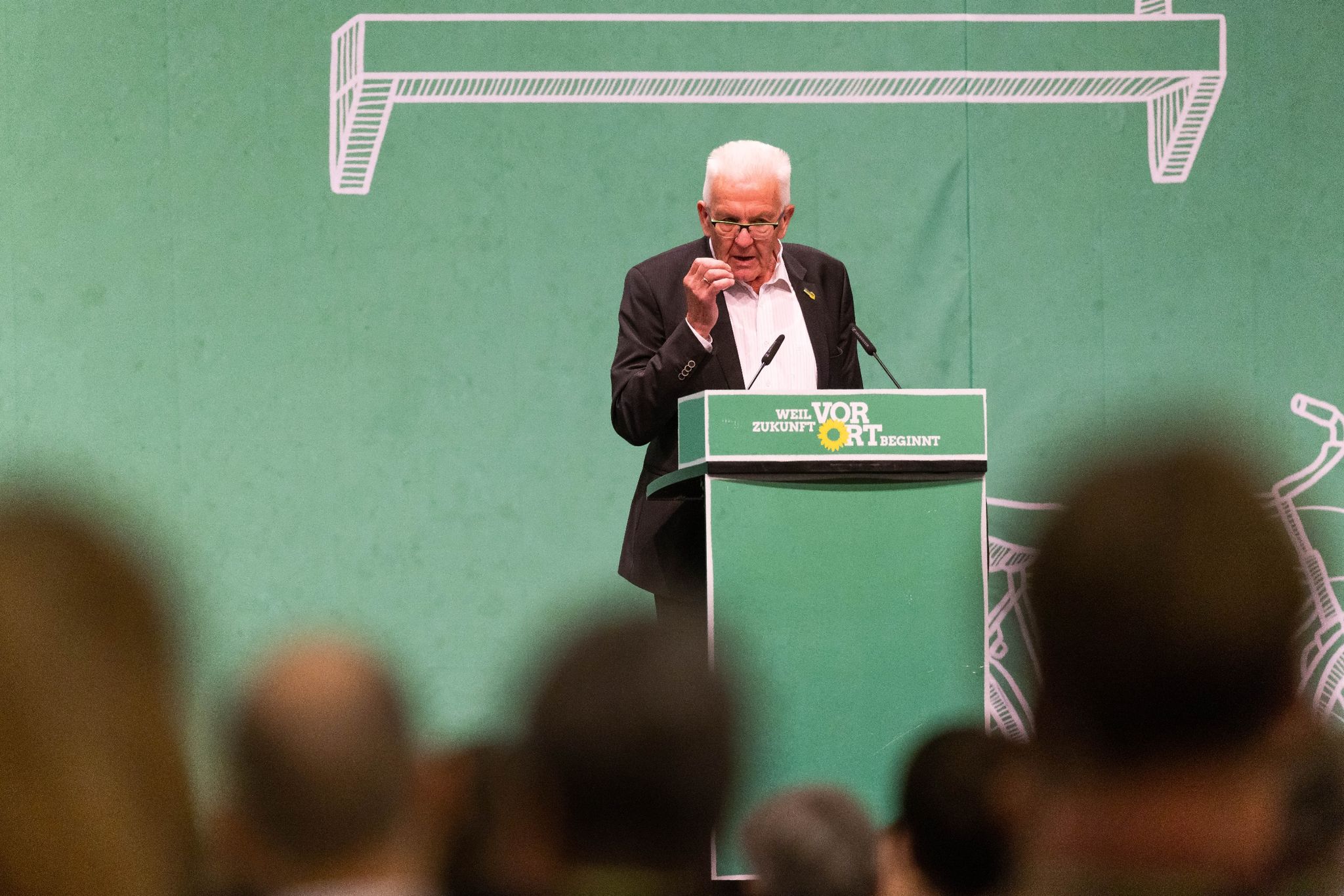 Winfried Kretschmann spricht während dem Landesparteitag seiner Partei auf der Bühne.