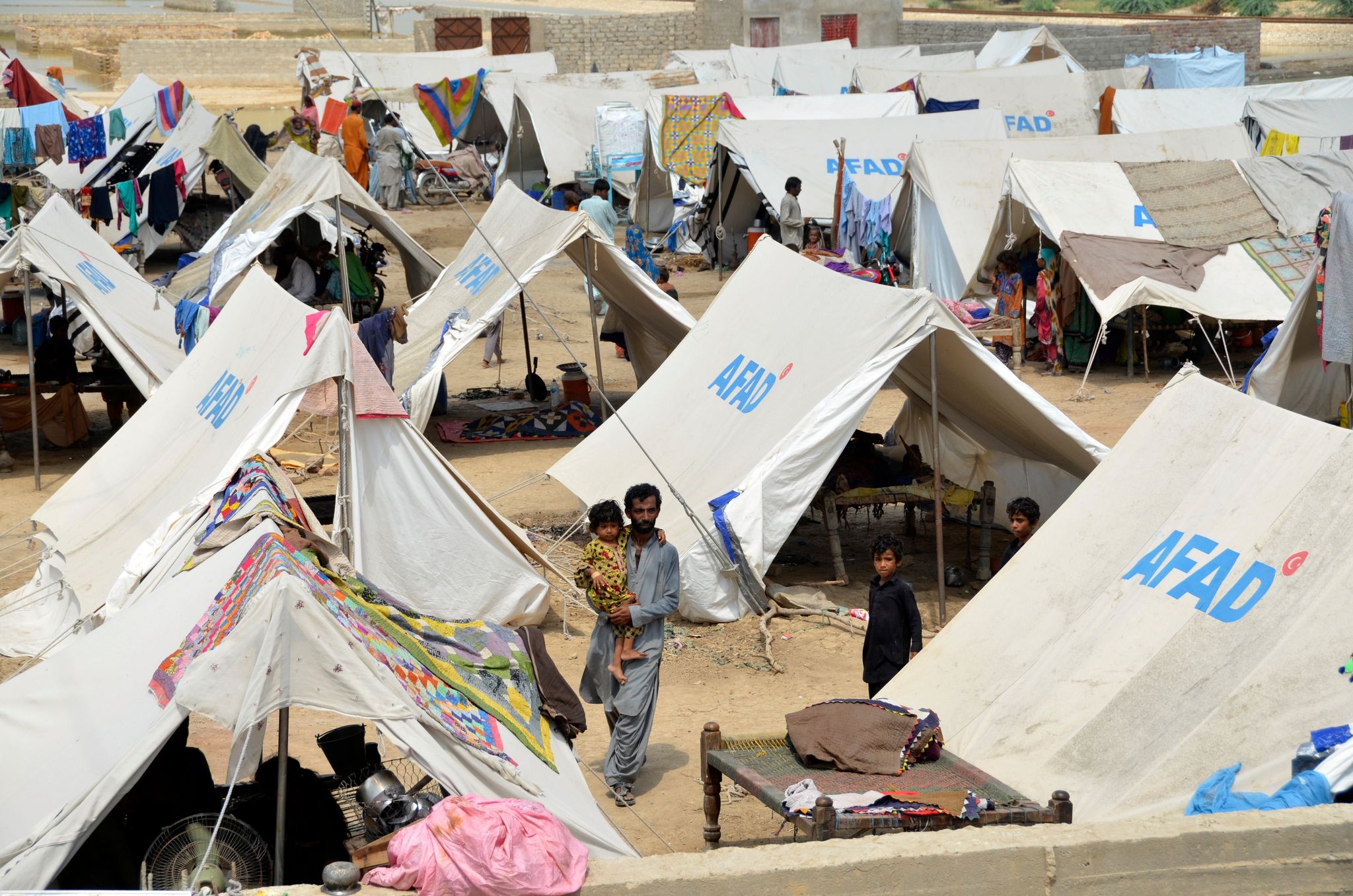 Familien, die in der Flut ihre Häuser verloren haben, suchen in einem Lager in der Provinz Belutschistan Zuflucht.