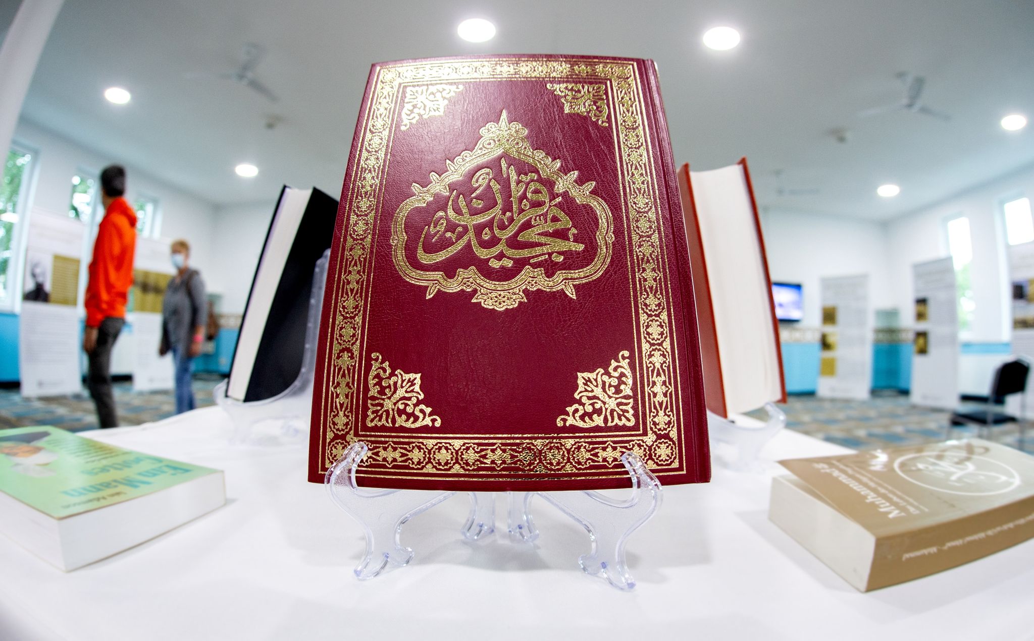 Ein Koran steht am Tag der offenen Moschee auf einem Tisch.