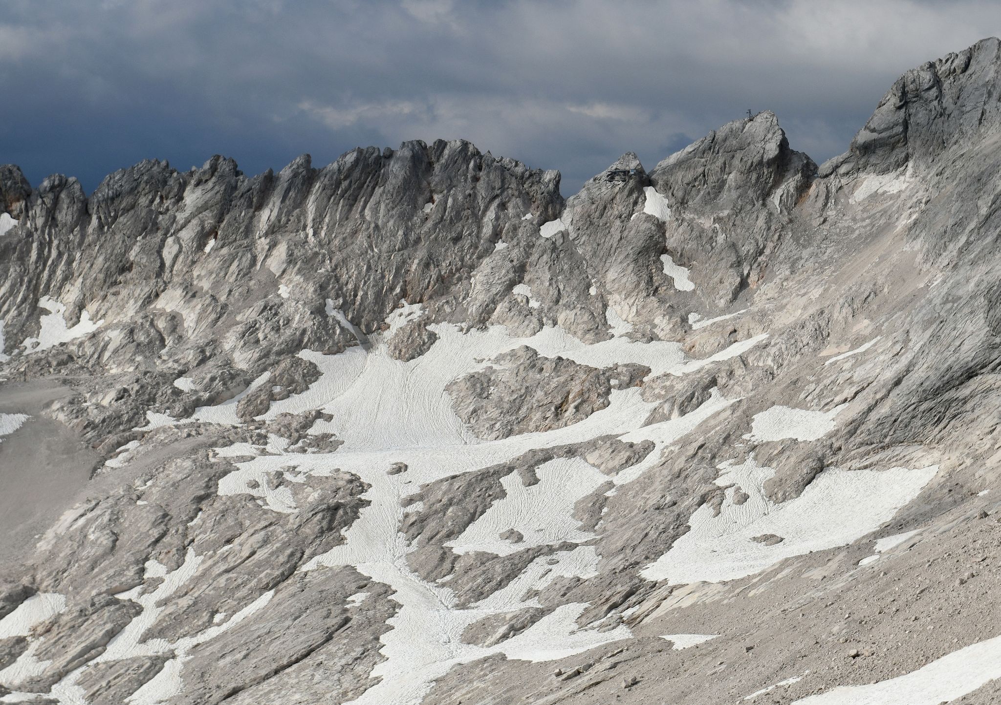 Schnee liegt auf dem Gletscherrest des Südlichen Schneeferners auf dem Zugspitzplatt.