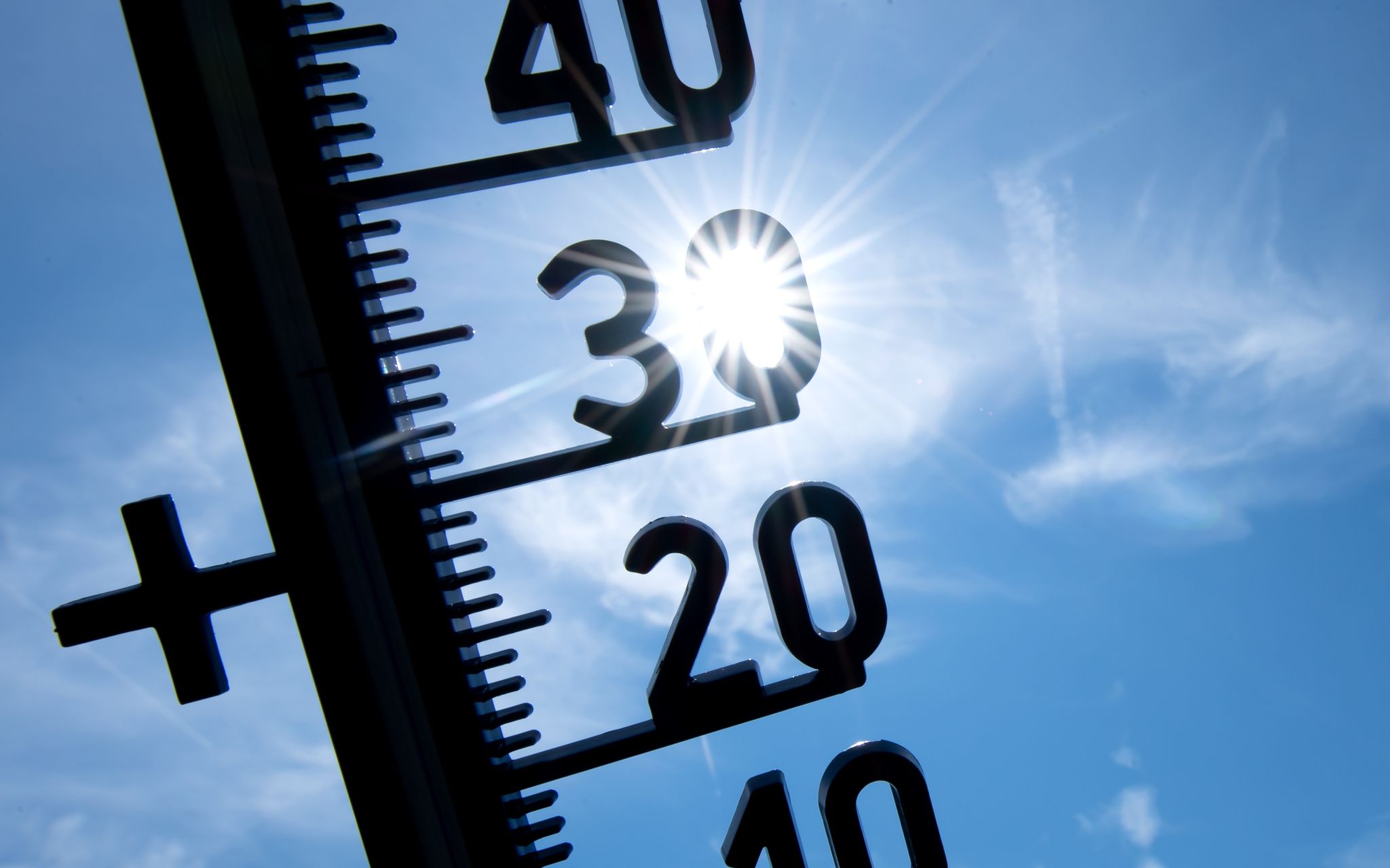 Ein Thermometer zeigt Temperaturen über 30 Grad an.