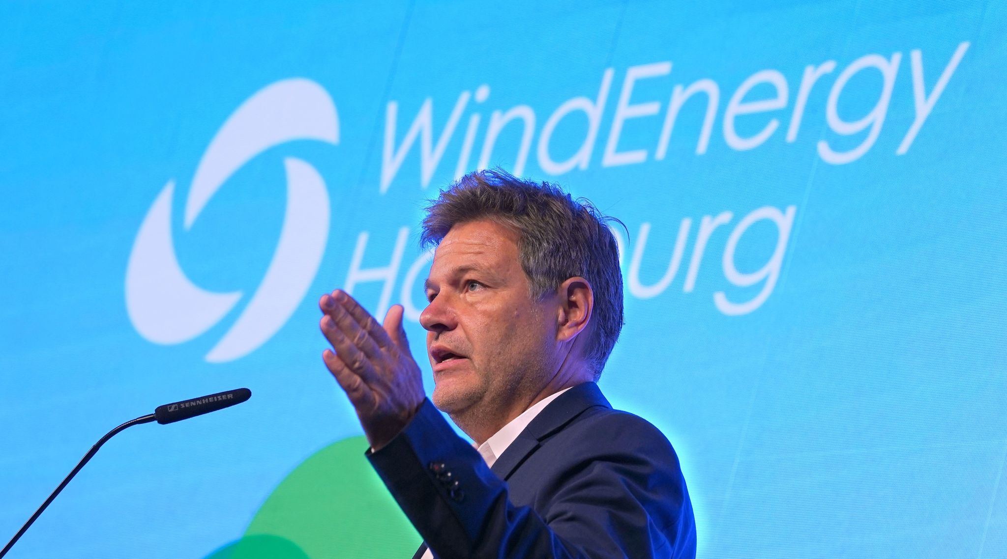 Robert Habeck (Bündnis 90/Die Grünen), Bundesminister für Wirtschaft und Klimaschutz, spricht während der Eröffnung der Messe WindEnergy Hamburg.