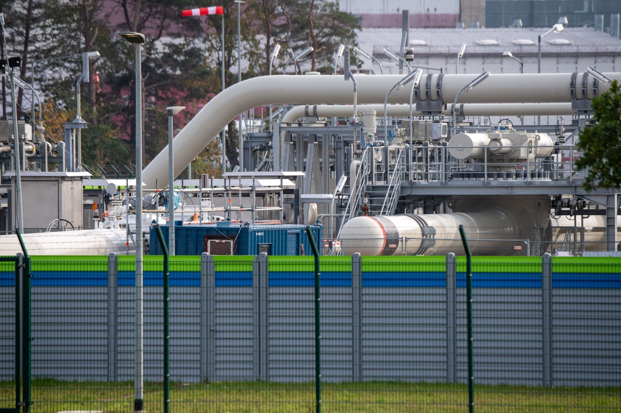 Blick auf Rohrsysteme und Absperrvorrichtungen in der Gasempfangsstation der Ostseepipeline.
