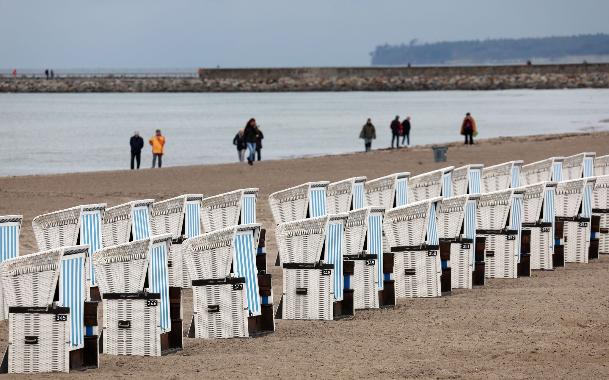Im Ostseebad stehen noch Strandkörbe bereit, die ersten wurden bereits ins Winterquartier gebracht.
