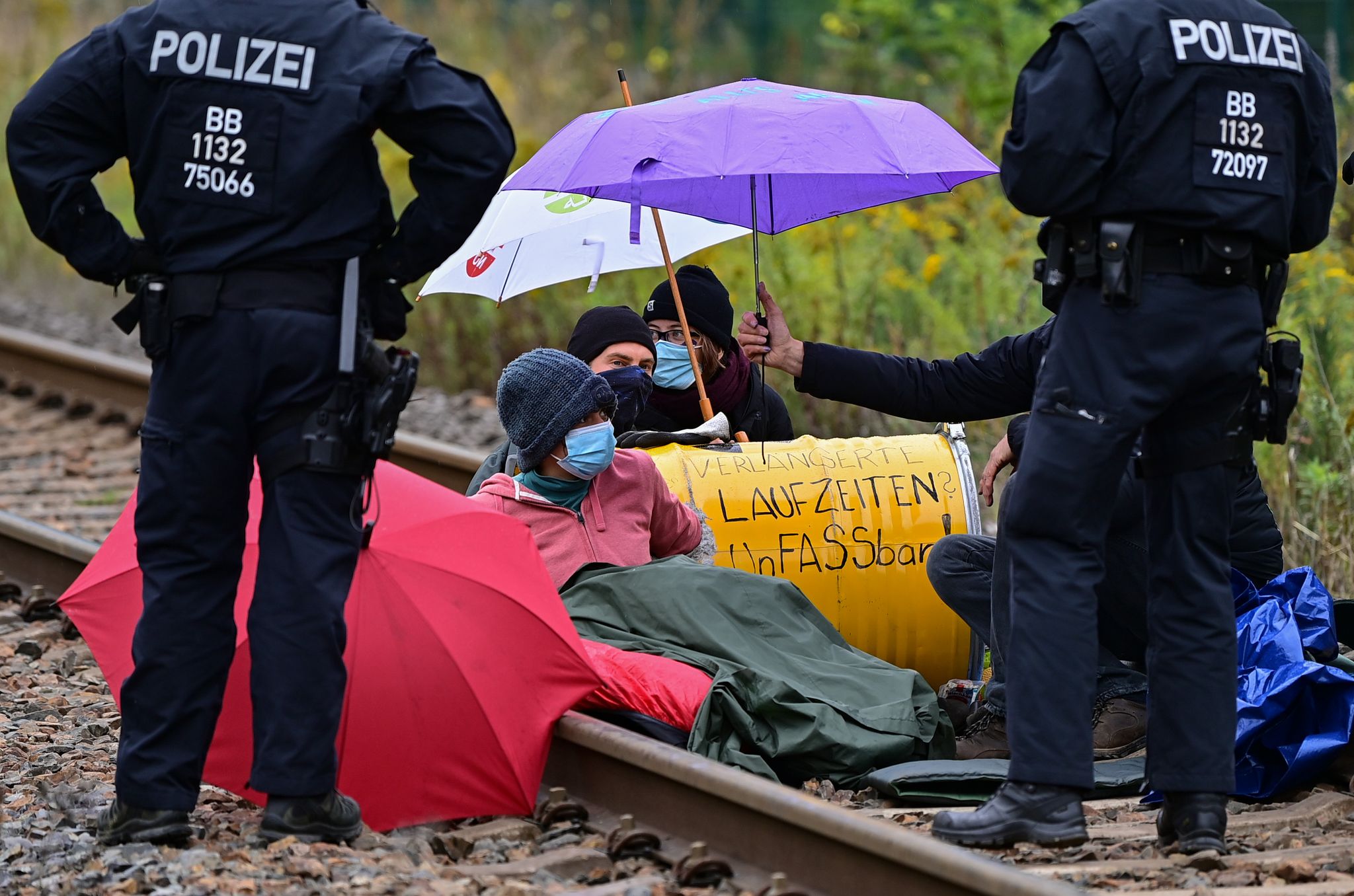 Klimaaktivisten blockieren eine Gleisverbindung für den Transport von Braunkohle zum Kraftwerk Jänschwalde.