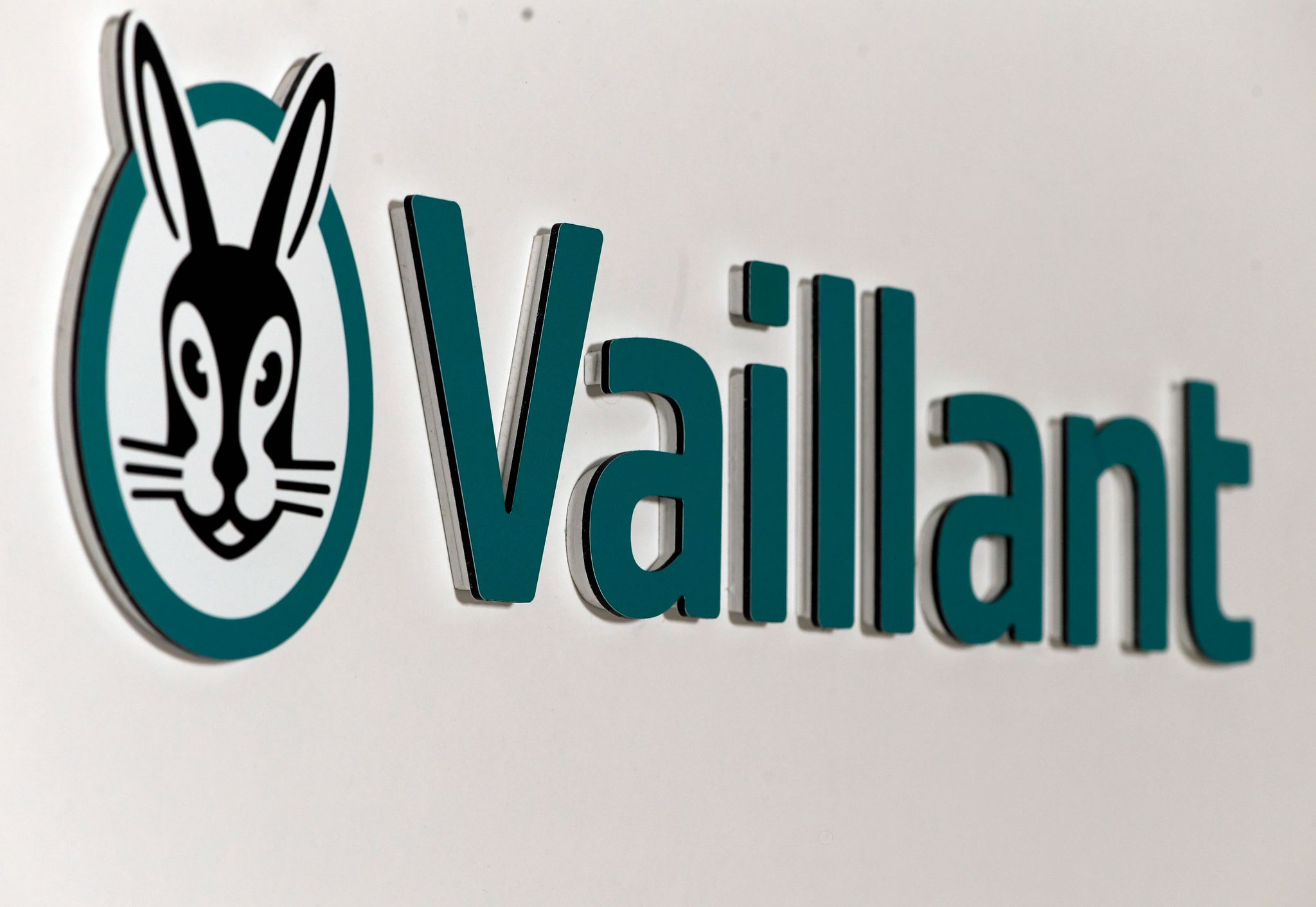 Das Logo der Firma Vaillant, aufgenommen am Stammwerk des Unternehmens.