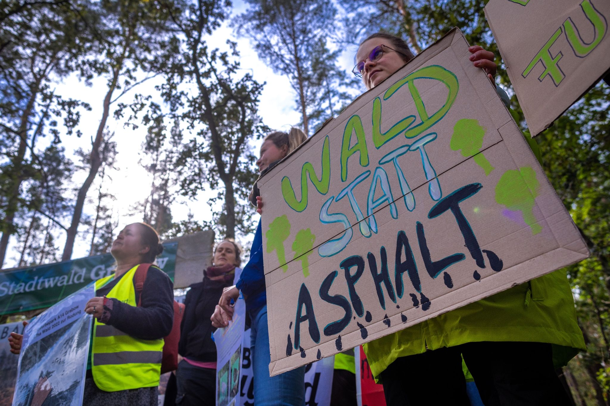 Umweltschützer protestieren mit einer Aktion am Waldrand gegen die geplante Rodung des Stadtwalds Grabow.