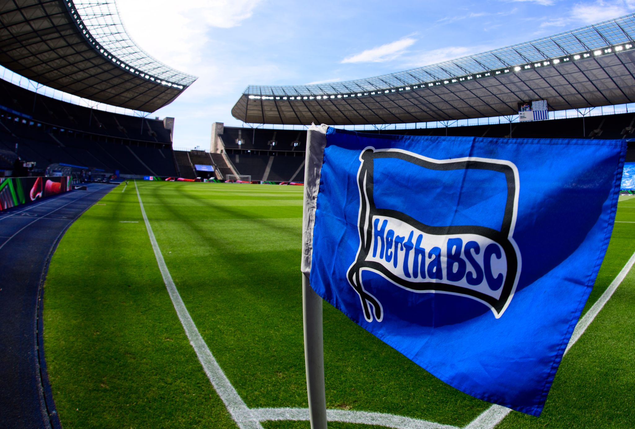 Die Eckfahne mit dem Hertha-Logo.