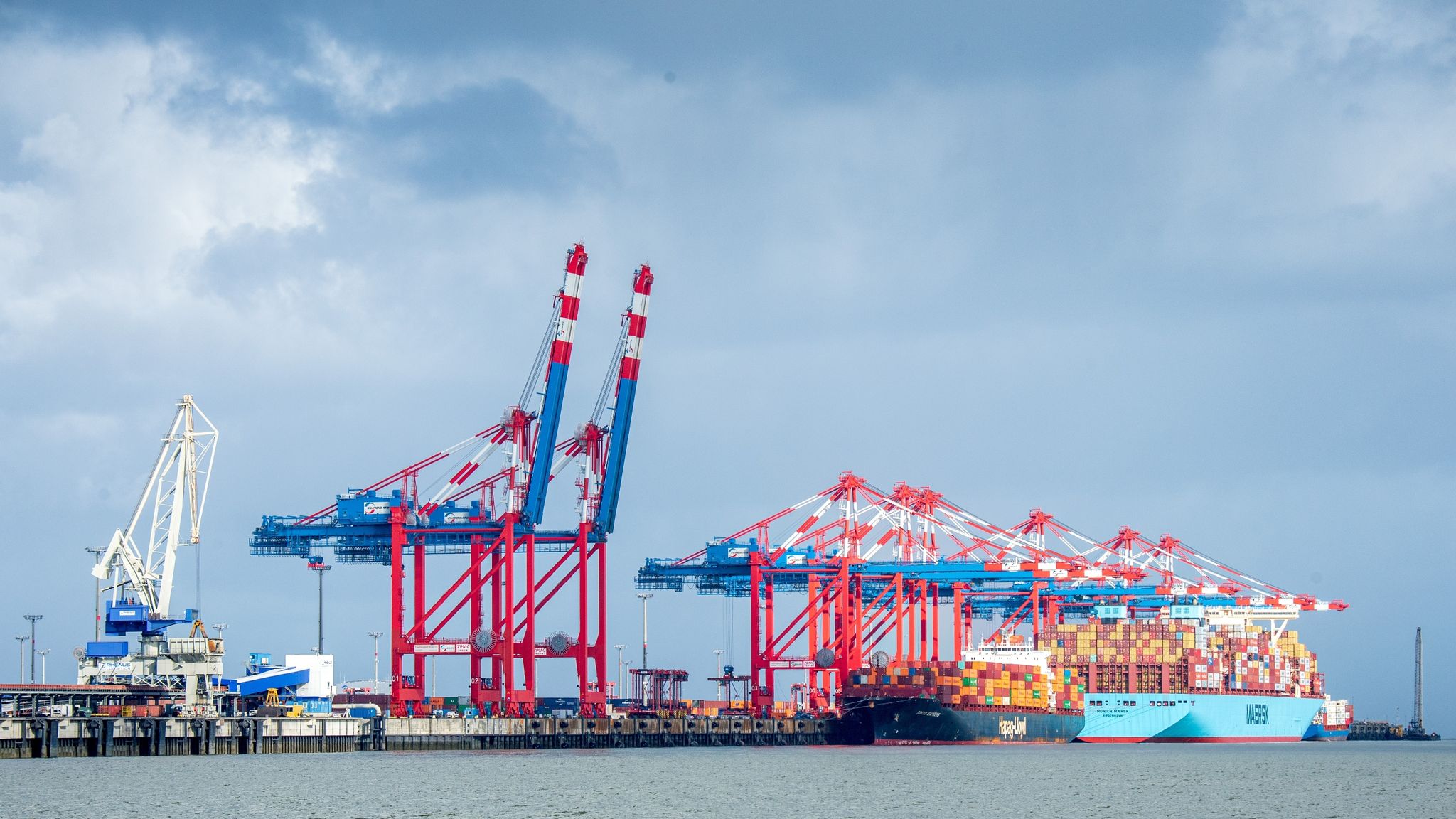 Containerschiffe liegen am Tiefwasserhafen Jade-Weser-Port.