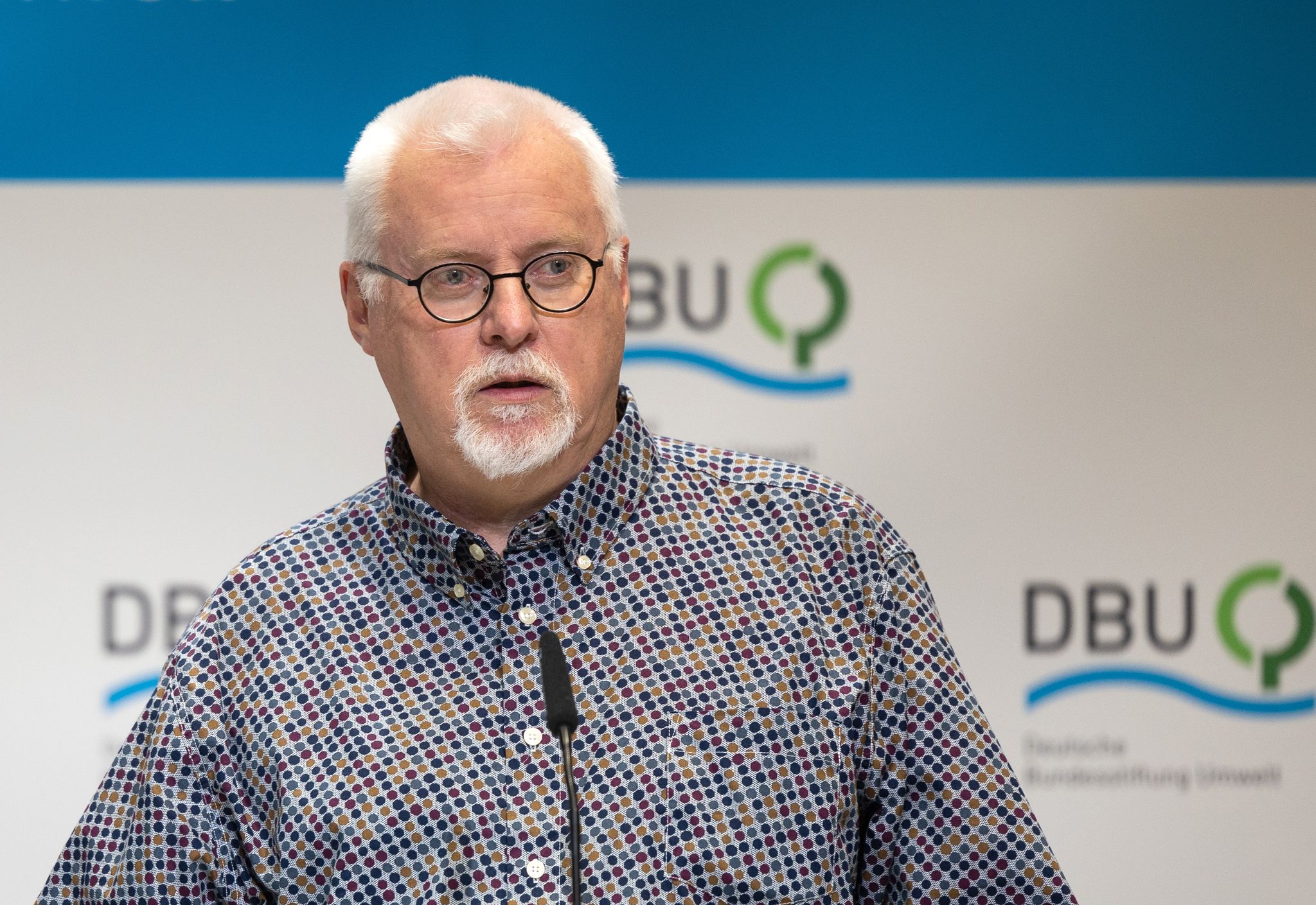 Der Greifswalder Forscher Hans Joosten spricht bei der Verleihung des Deutschen Umweltpreises.