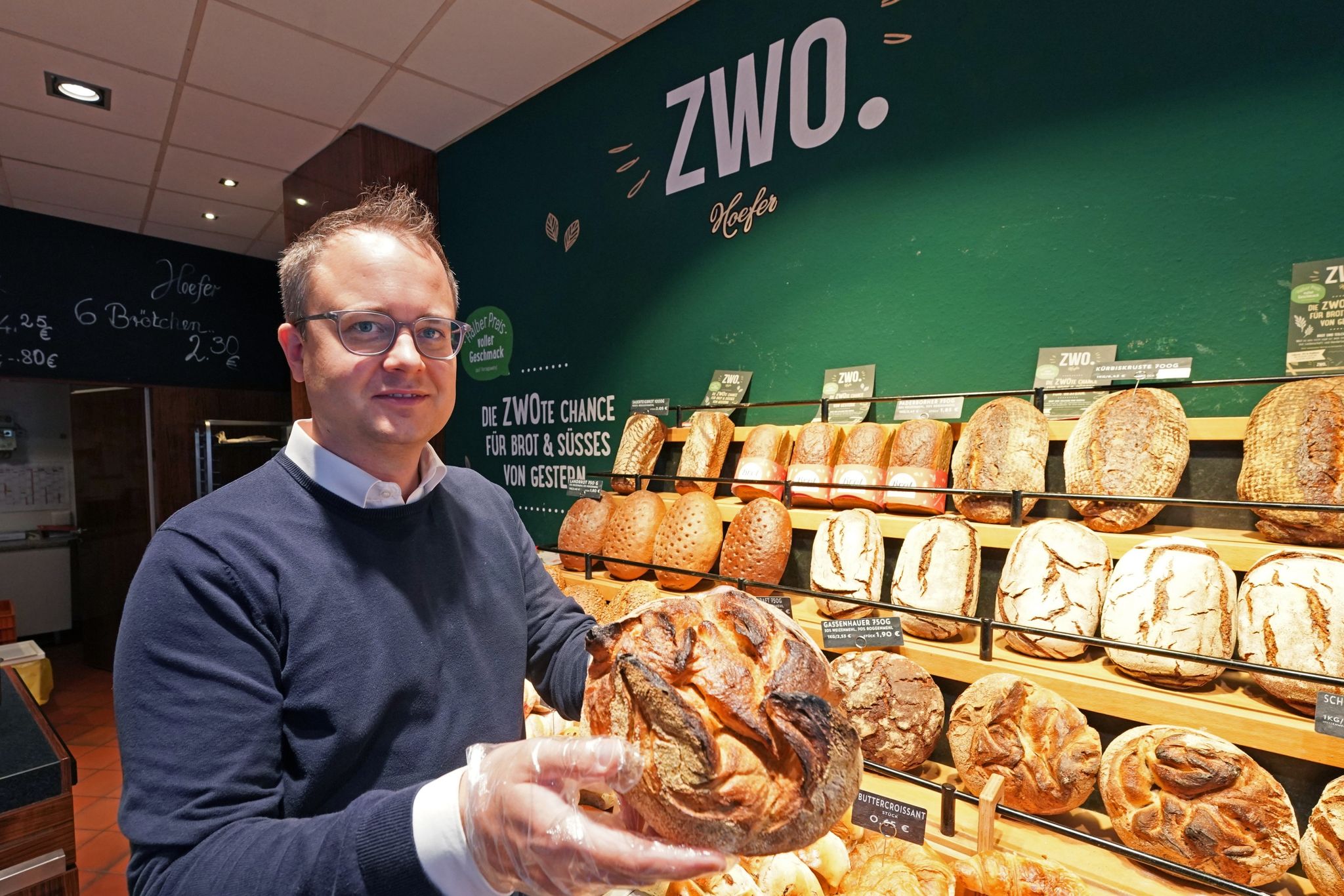 Tobias Kröber, Geschäftsführer der Bäckereikette Hoefer, zeigt in der Filiale mit dem Namen «Zwo» ein Brot vom Vortag.