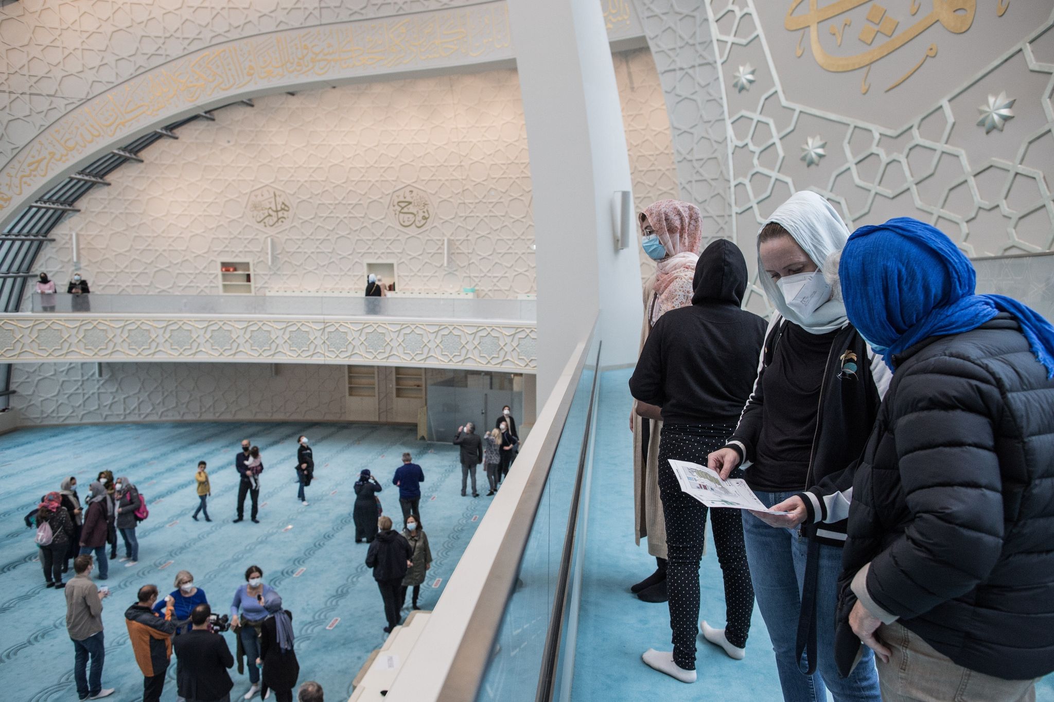 Interessierte Besucher stehen am Tag der offenen Moschee in der Ditib-Zentralmoschee.