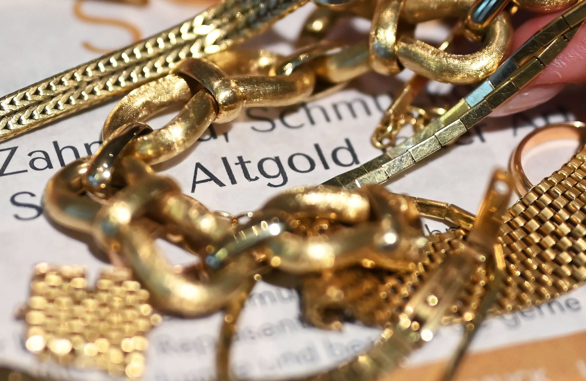 Bei der Servicegesellschaft des Bundesverbandes Schmuck und Uhren wird angekauftes Altgold gezeigt.
