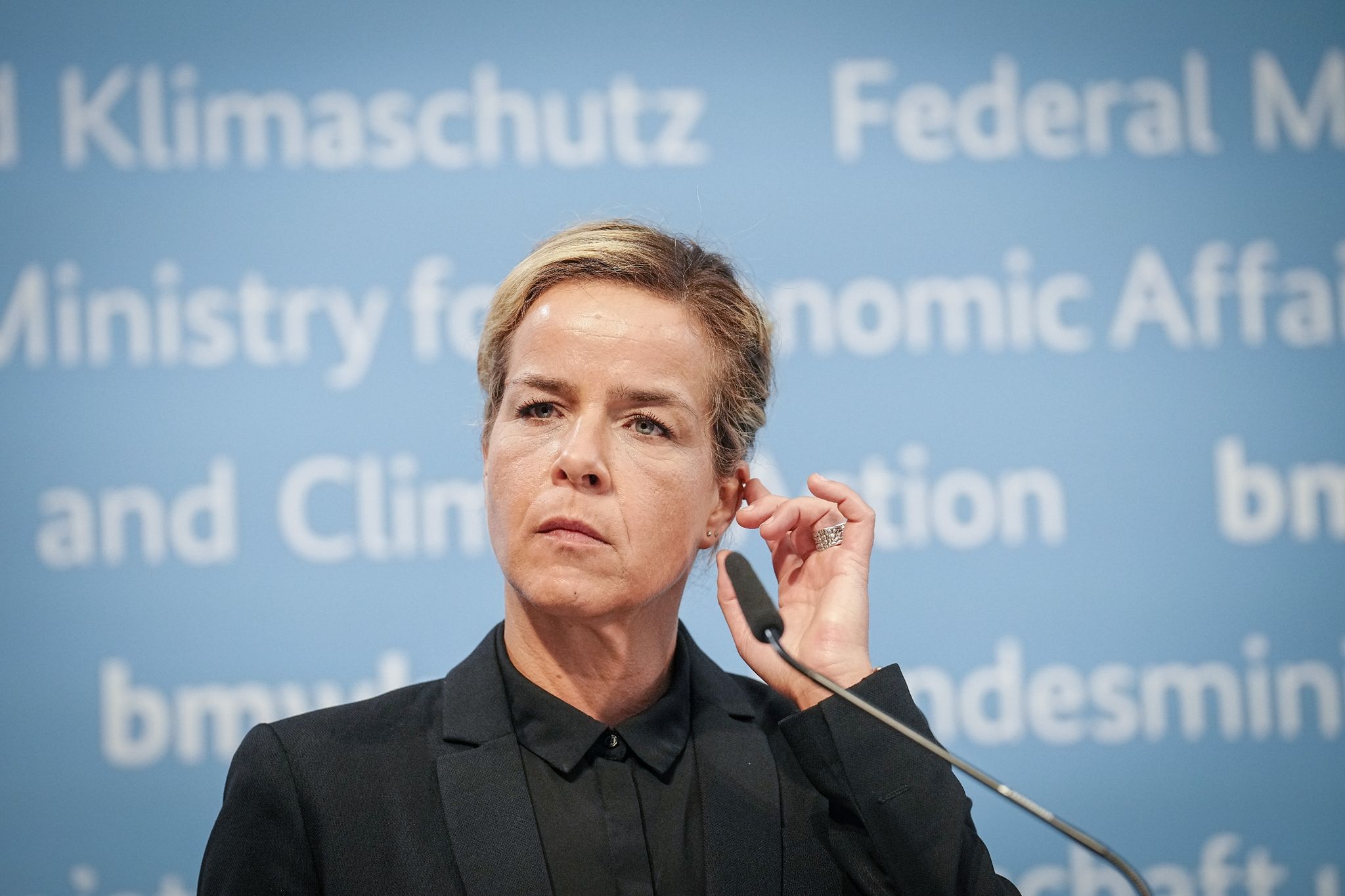 NRW-Klimaschutzministerin Mona Neubaur gibt eine Pressekonferenz.