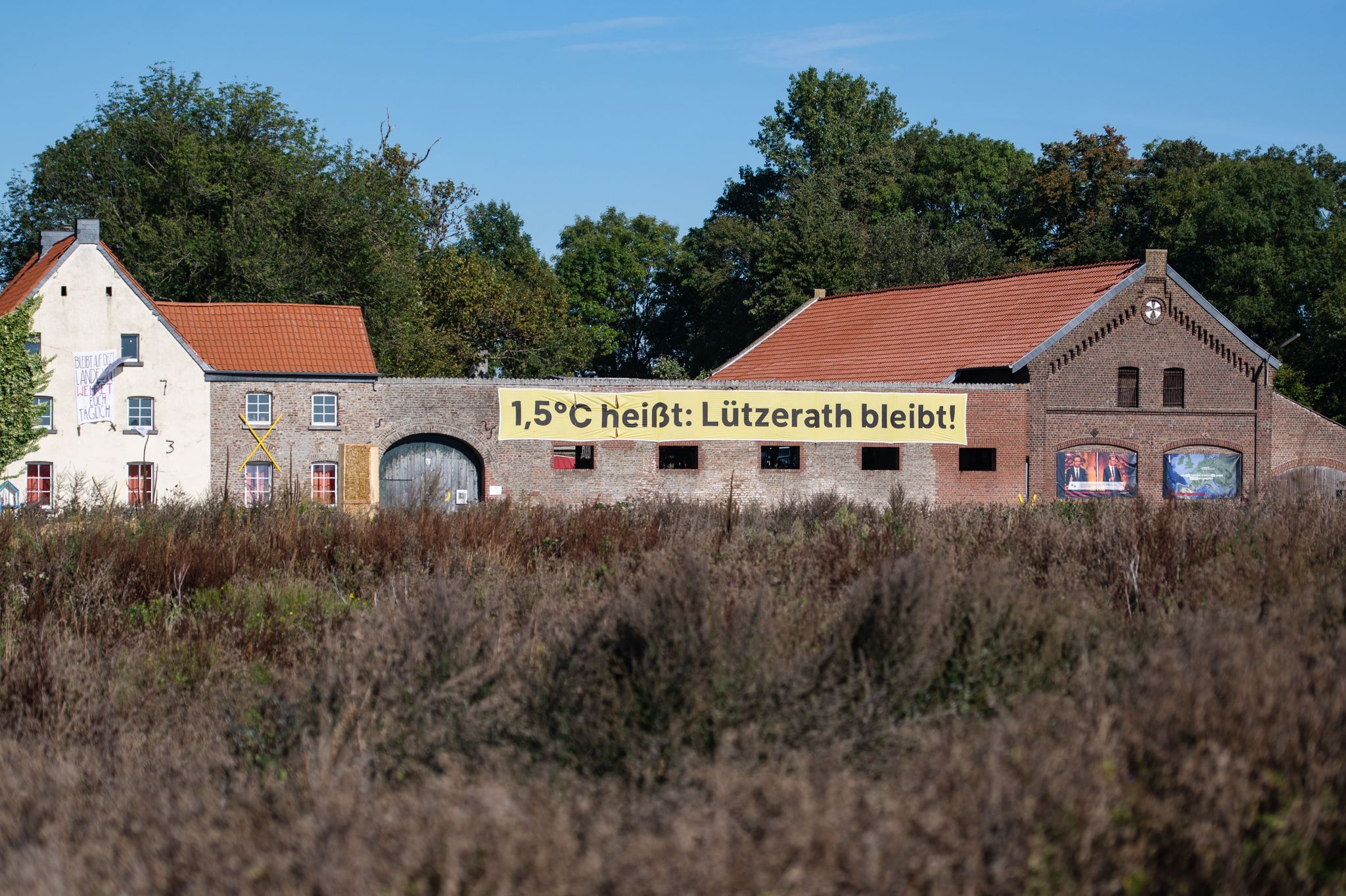 Ein Banner mit der Aufschrift «1,5 Grad heißt: Lützerath bleibt!» an einem alten Hof in Lützerath. Doch nun soll das Dorf weichen.