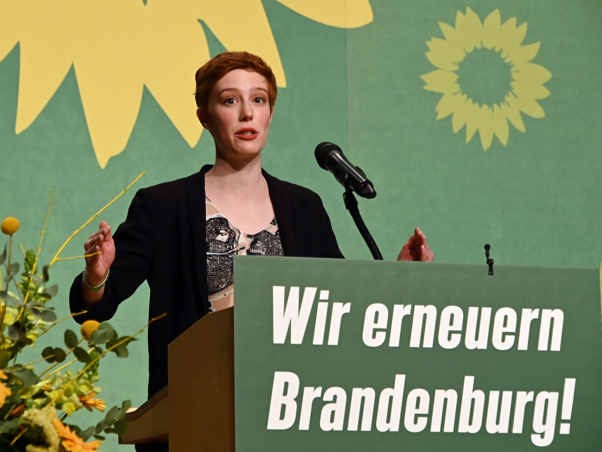 Die Brandenburger Grünen-Landesvorsitzende Julia Schmidt spricht auf einem Landesparteitag.