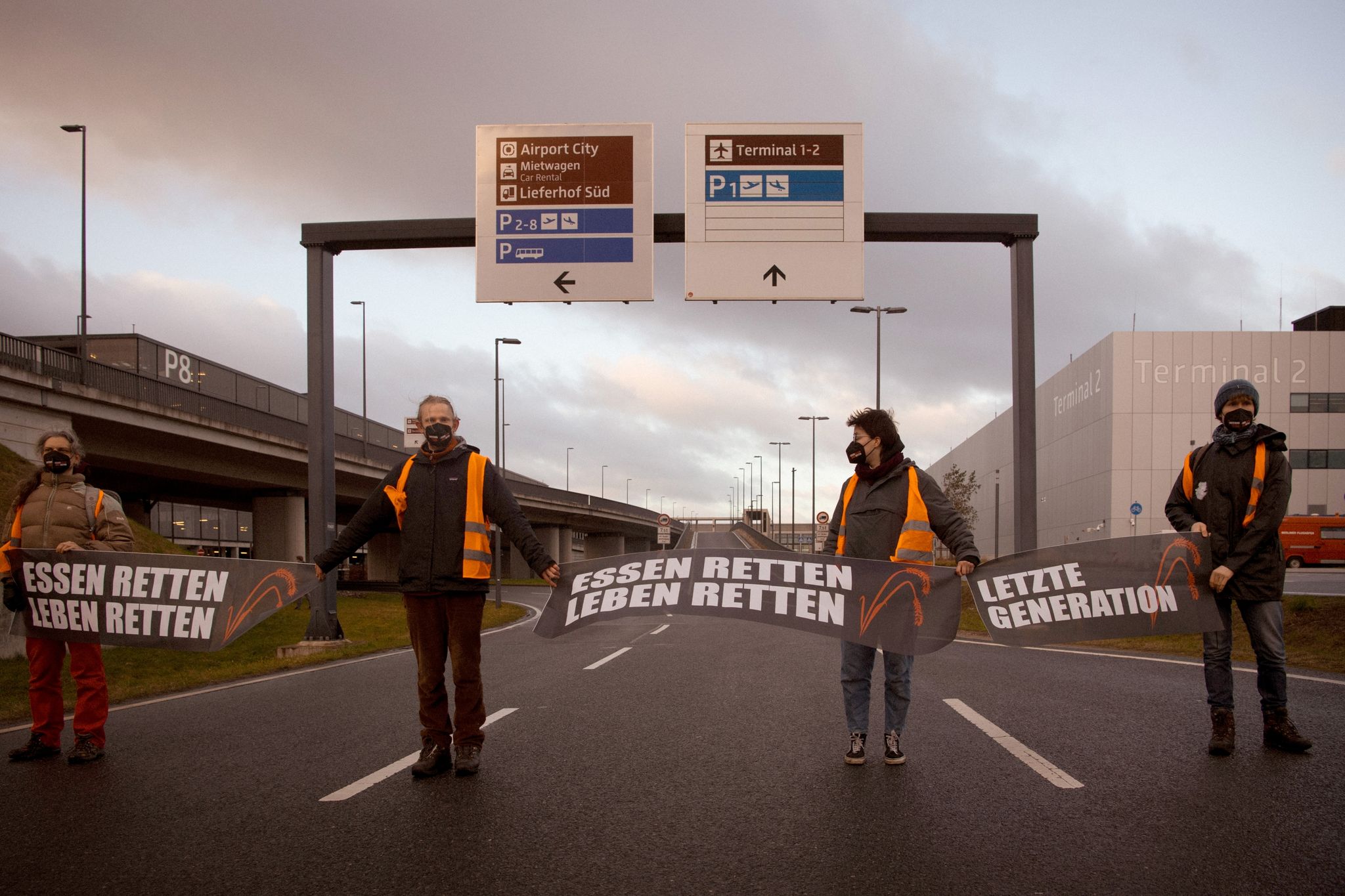 Klimaschutz-Aktivisten der Initiative «Aufstand der letzten Generation» blockieren eine Zufahrt zum BER.