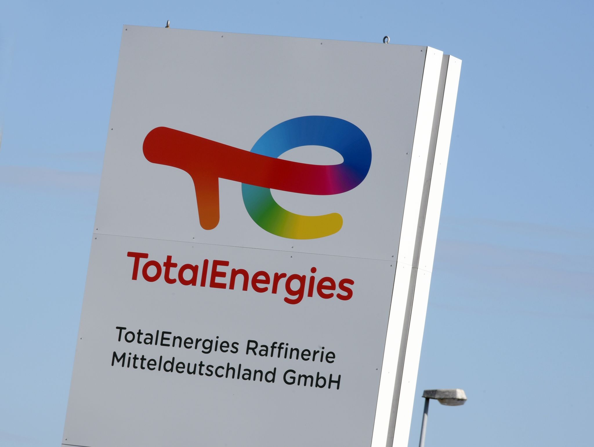 An der Einfahrt zur TotalEnergies Raffinerie Mitteldeutschland GmbH in Leuna steht das Logo des Unternehmens.