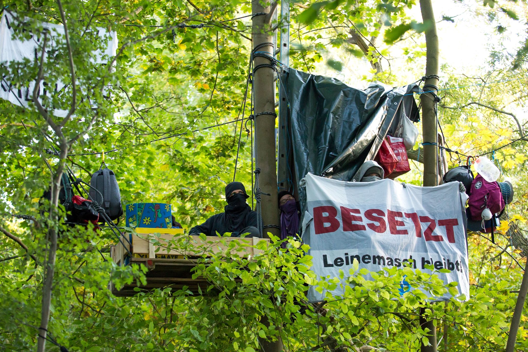 Aktivistinnen und Aktivisten besetzen ein Waldstück im Landschaftsschutzgebiet «Obere Leine» in Hannover.