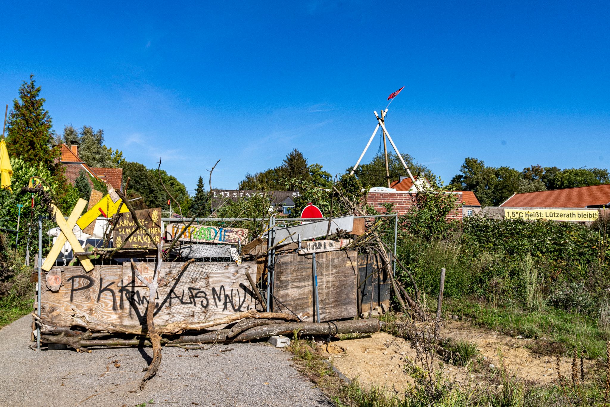 Eine Barrikade versperrt die Zufahrt zum von den Einwohnern verlassenen Ort Lützerath im Rheinischen Revier.