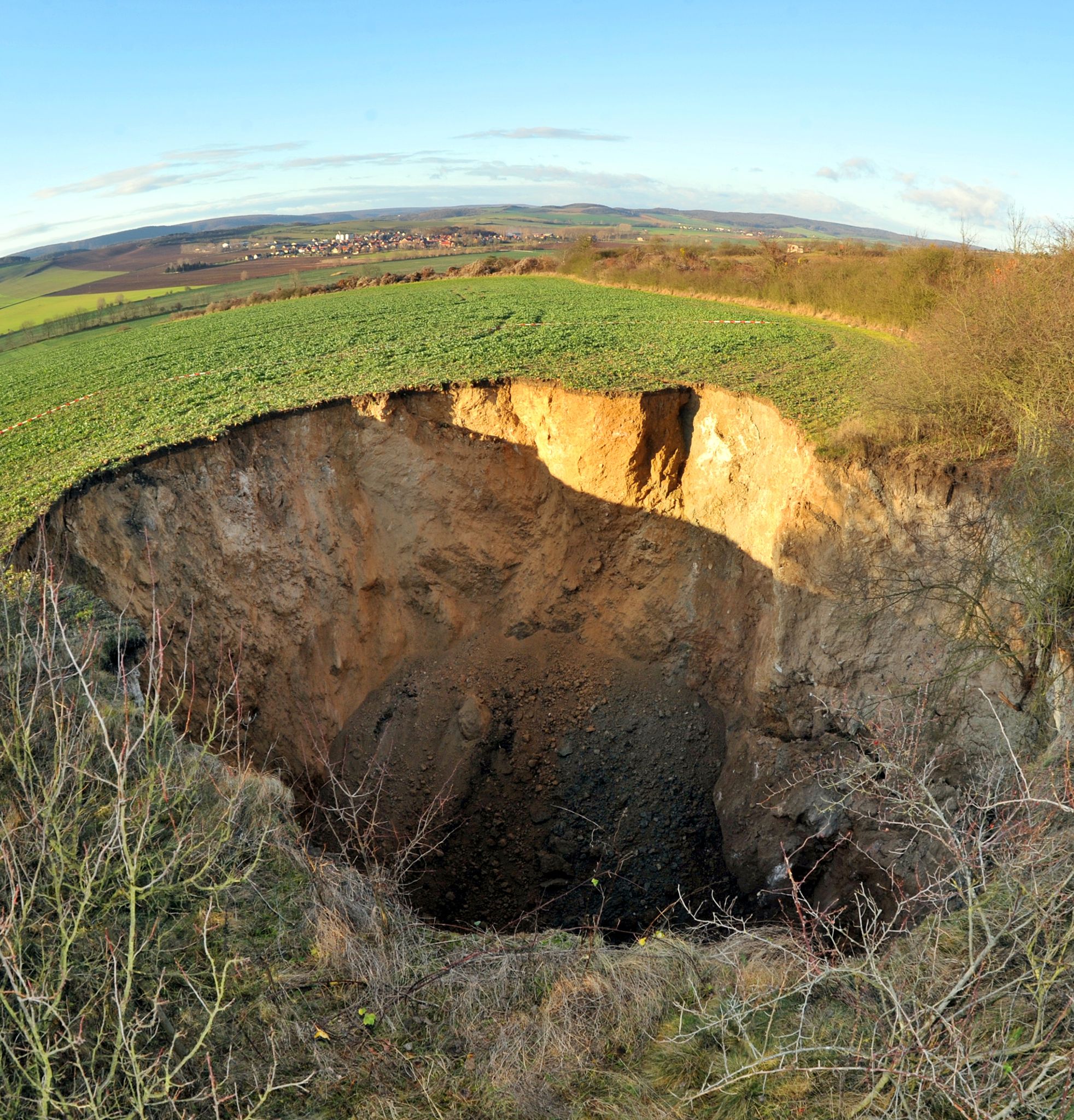 In der Nähe von Rottleben in Nordthüringen klafft ein rund 12 Meter tiefer Krater mit einem Durchmesser von knapp 20 Metern.