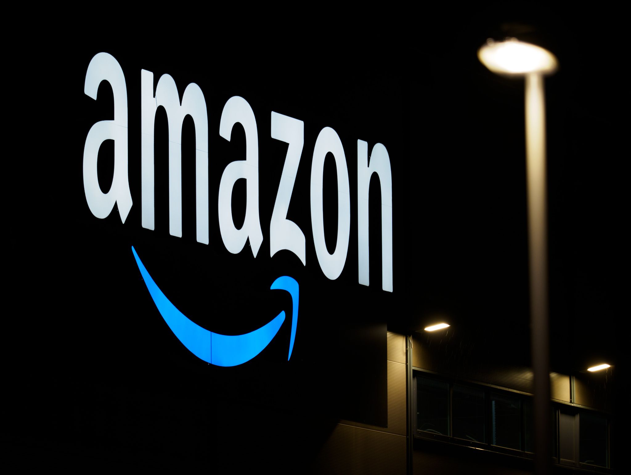 Das Amazon-Logo ist auf der Fassade eines Sortierzentrums zu sehen.
