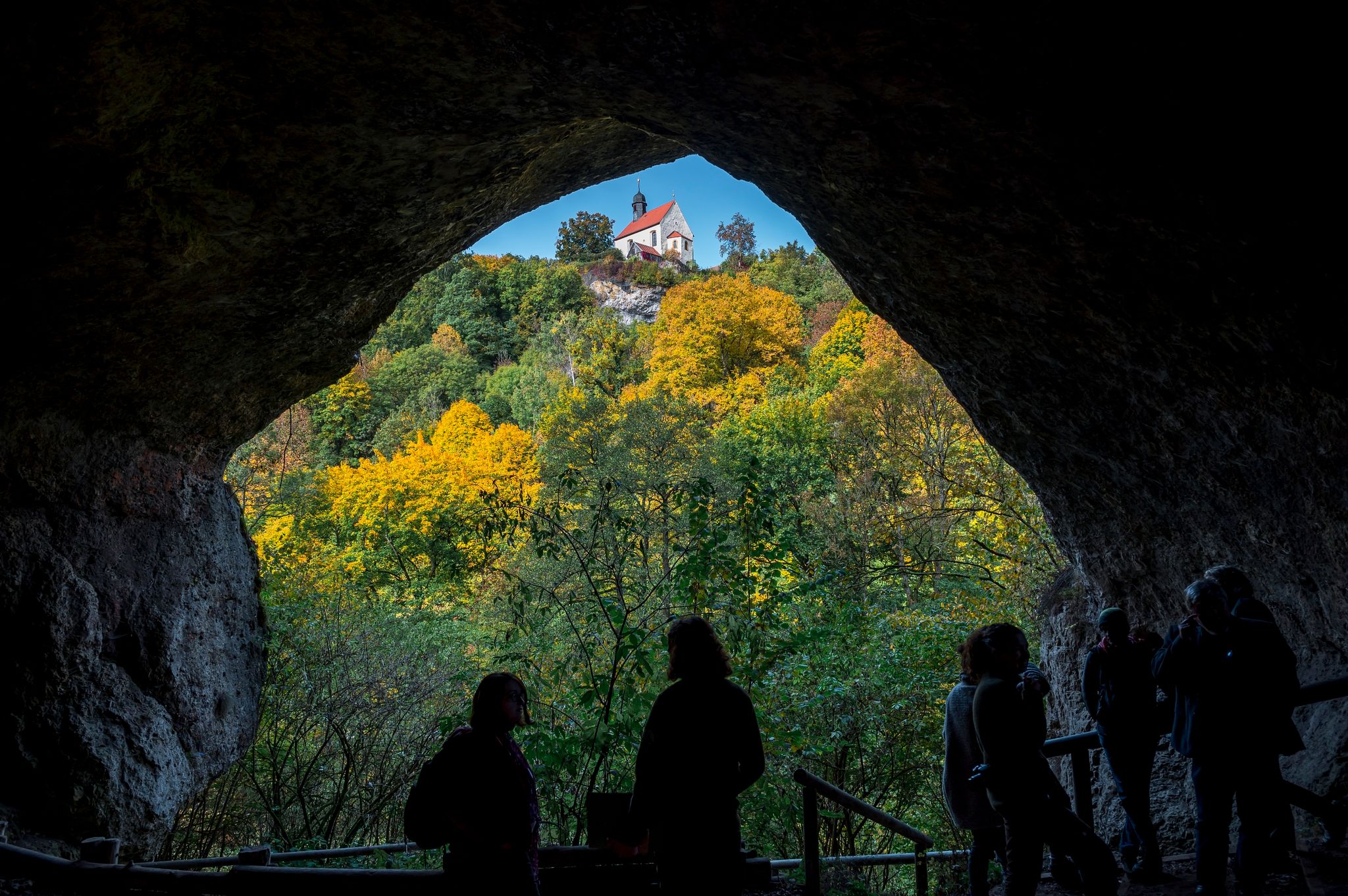 Blick aus der Ludwigshöhle auf die Klaussteinkapelle am ehemaligen Burgstall Ahorn.
