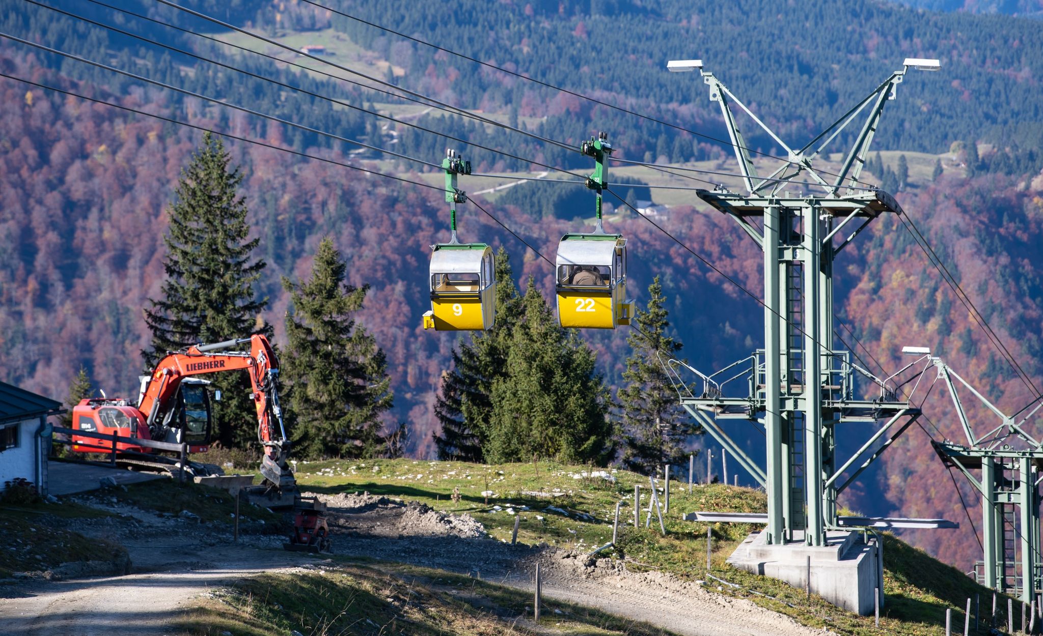 Die Gondeln der Kampenwandbahn fahren zur Berg- bzw. Talstation.