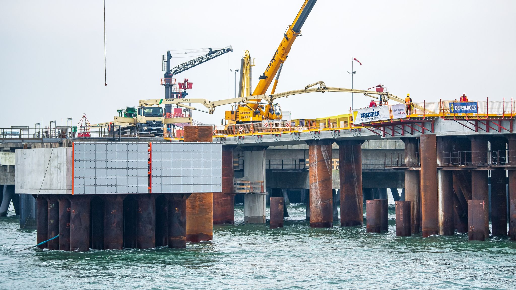 An den neu gebauten Anlegedalben für das zukünftigen Importterminal für Flüssigerdgas (LNG) finden Bauarbeiten statt.