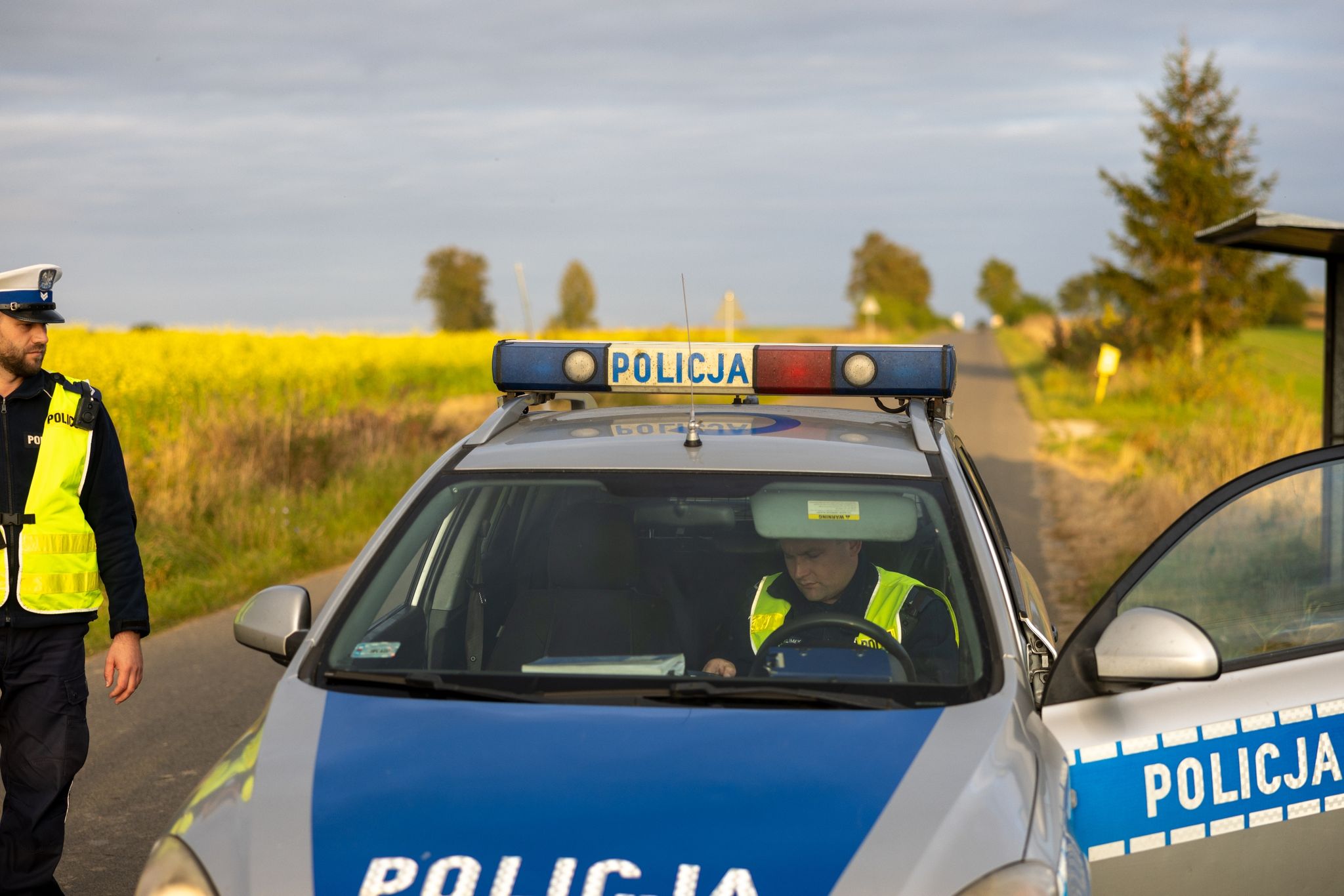 Ein Streifenwagen der polnischen Polizei sperrt eine Strasse in Richtung des Lecks an der Ölpipeline Druschba.