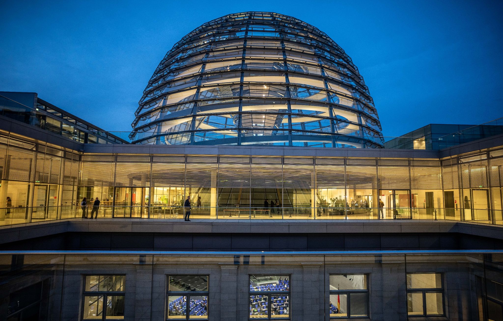Der Deutsche Bundestag im Reichstagsgebäude mit der gläsernen Kuppel.