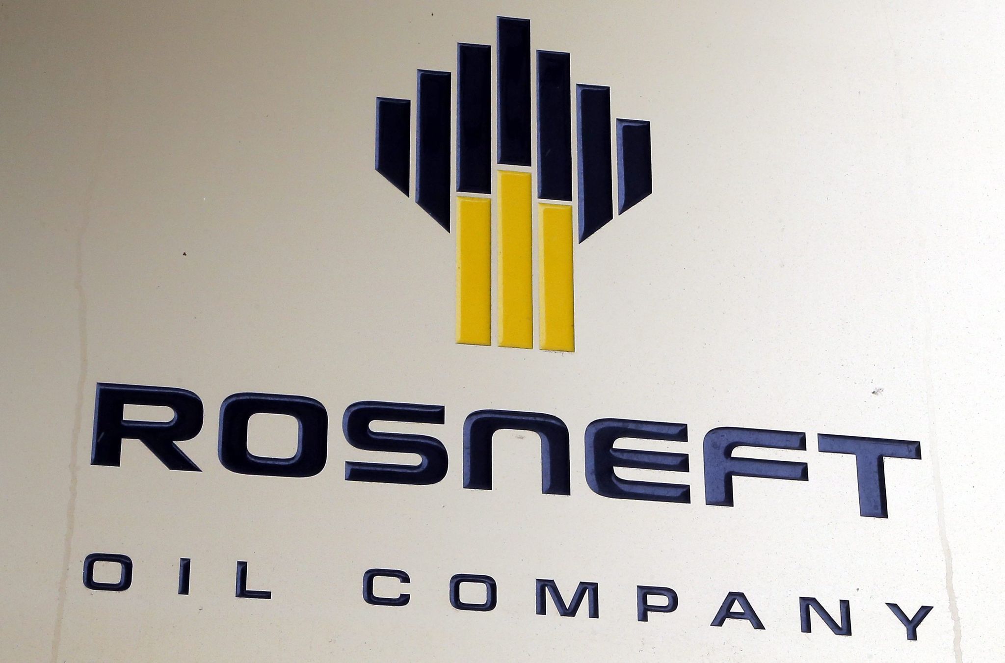 Im Streit über die Treuhandverwaltung der deutschen Rosneft-Töchter verklagt der russische Ölkonzern den Bund.