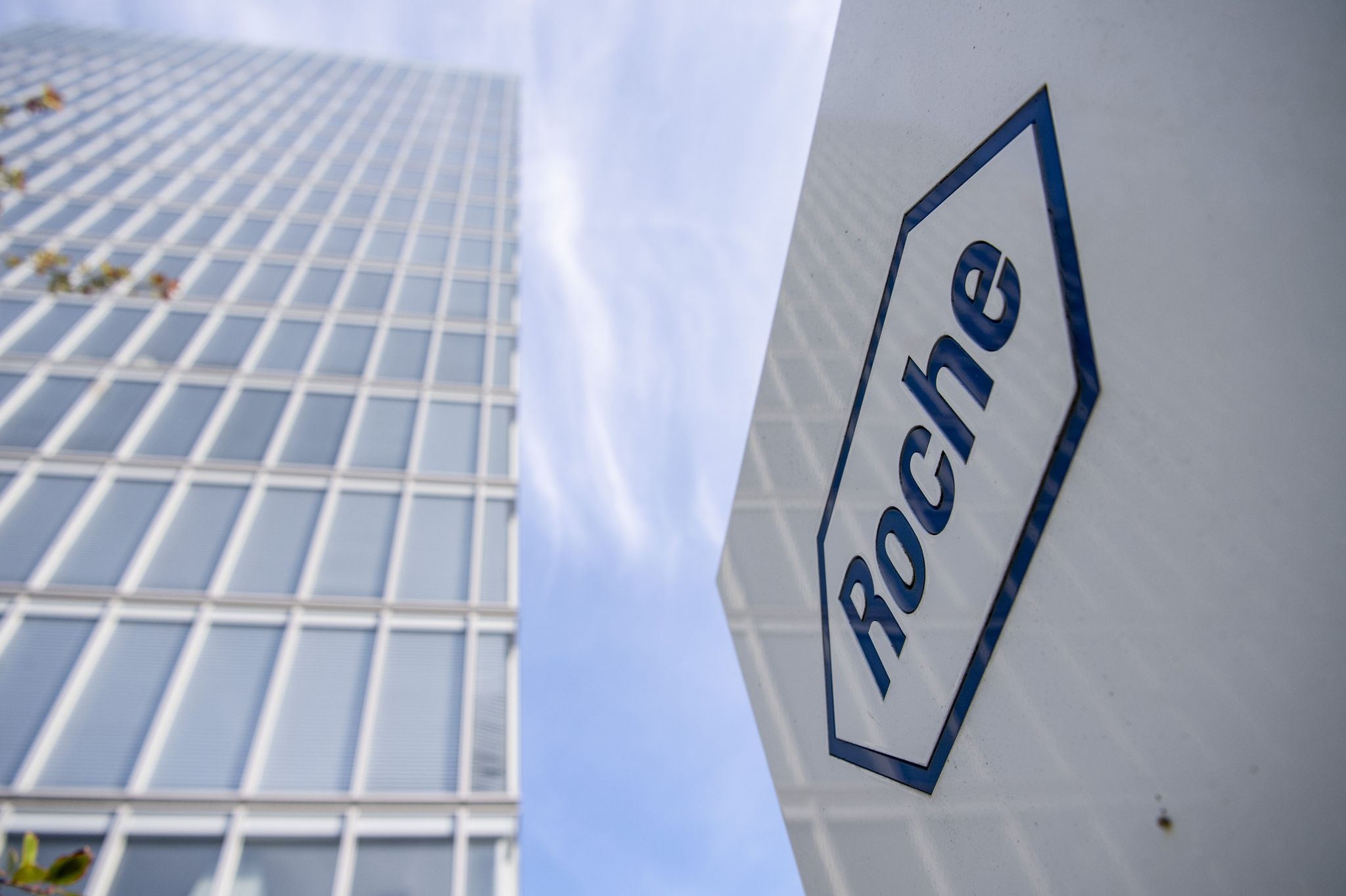 Der Logo von Roche ist an einem Firmengebäude zu sehen.