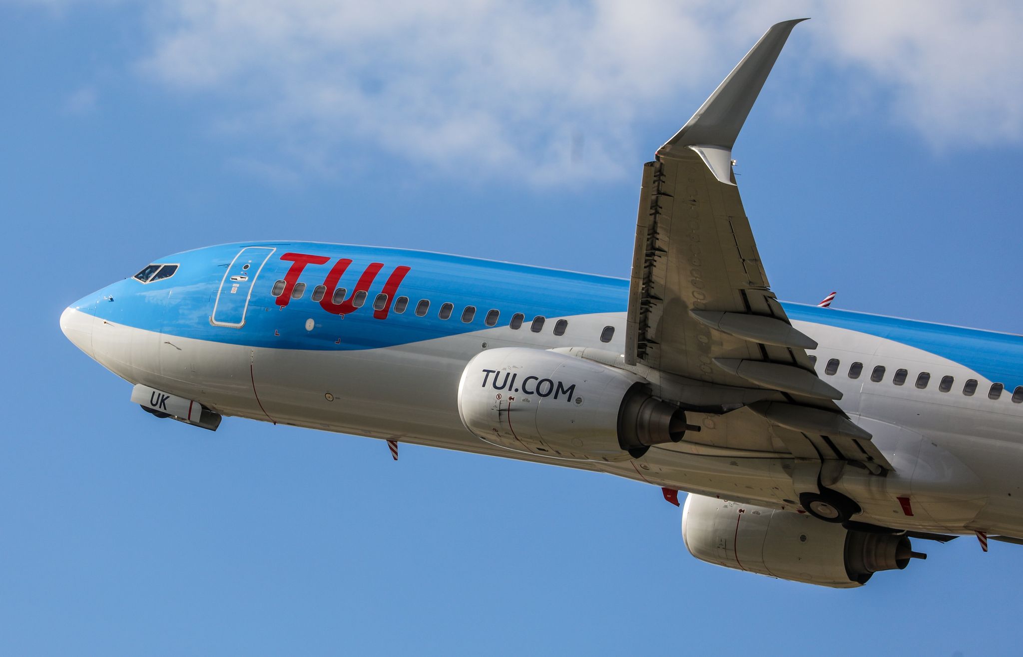 Ein Flugzeug vom Typ Boeing 737-800 der deutschen Fluggesellschaft Tuifly startet vom Flughafen Stuttgart.